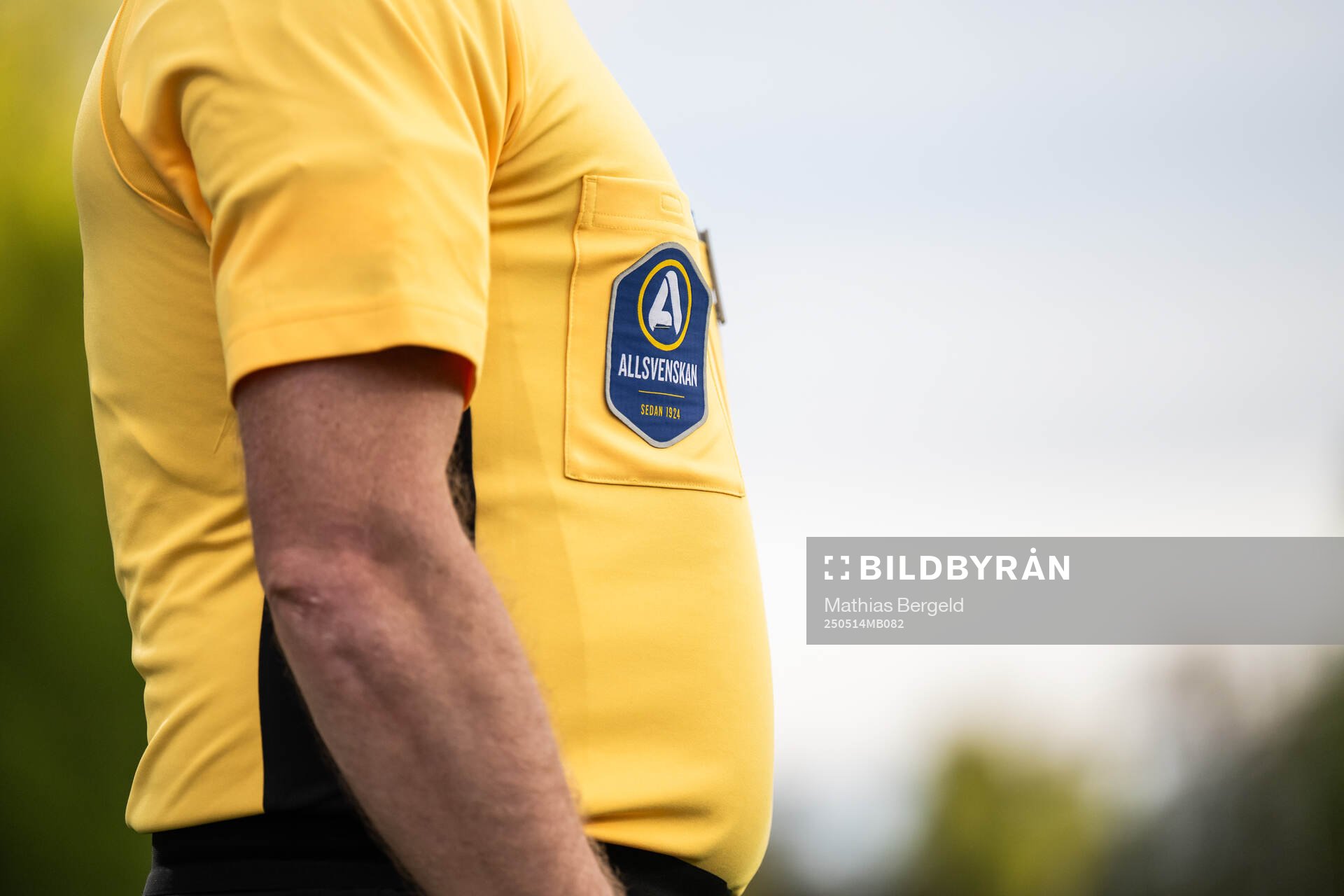 Allsvenskaloggan på en assisterande domare under fotbollsmatchen i Allsvenskan mellan Halmstad och GAIS den 14 maj 2025 i Halmstad. 