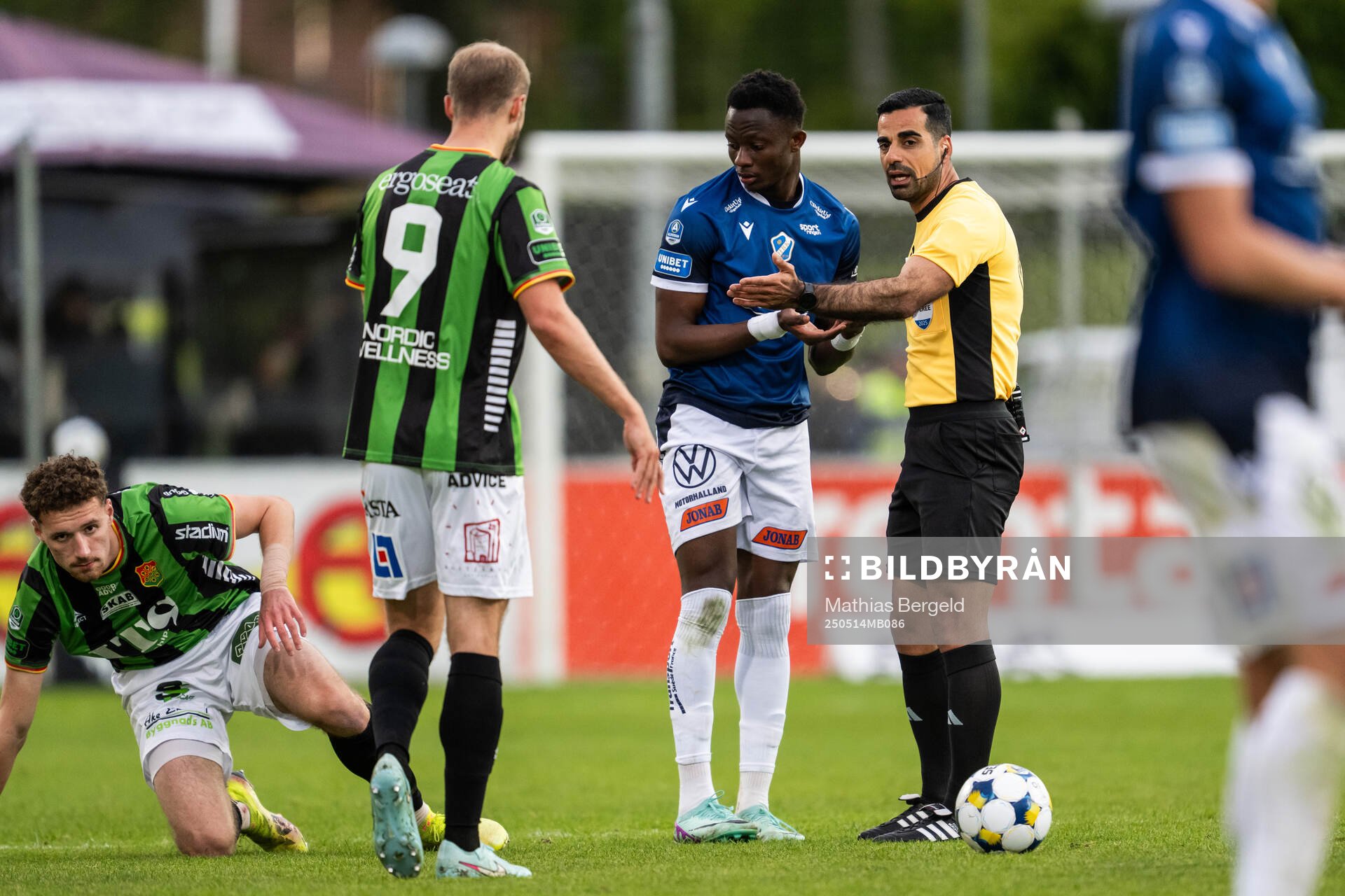 Halmstads Yannick Agnero i diskussion med domare Mohammed