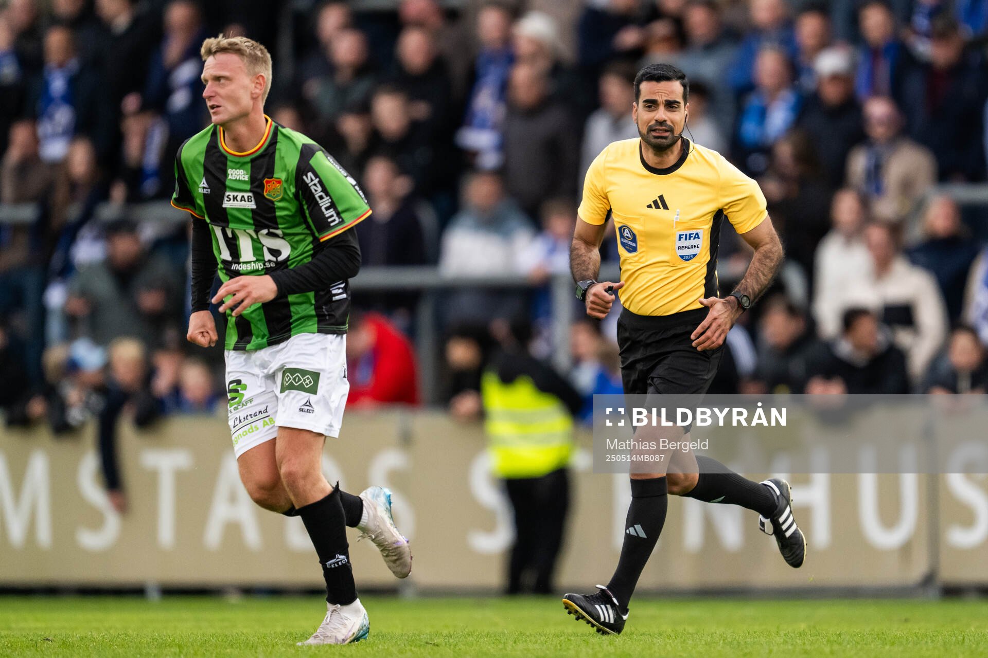 Domare Mohammed Al-Hakim under fotbollsmatchen i Allsvenskan mellan Halmstad och GAIS den 14 maj 2025 i Halmstad. 