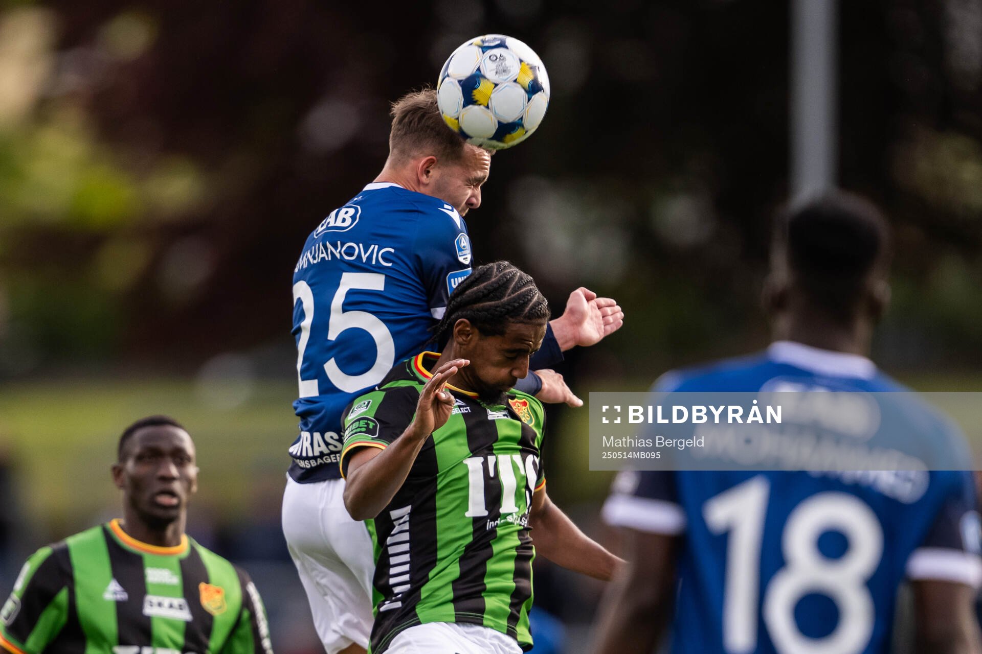 Halmstads Aleksander Damnjanovic Nilsson och GAIS Chovanie Shakur Amatkarijo under fotbollsmatchen i Allsvenskan mellan Halmstad och GAIS den 14 maj 2025 i Halmstad.