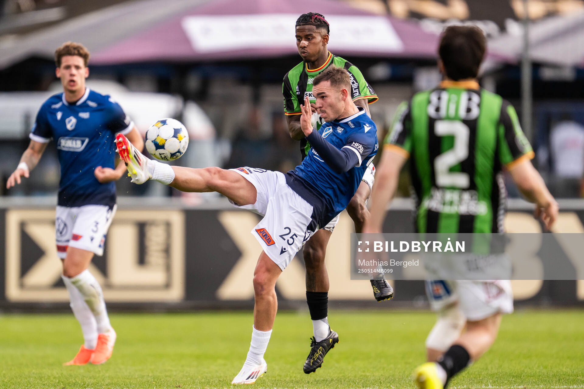 Halmstads Aleksander Damnjanovic Nilsson och GAIS Chovanie Shakur Amatkarijo under fotbollsmatchen i Allsvenskan mellan Halmstad och GAIS den 14 maj 2025 i Halmstad.
