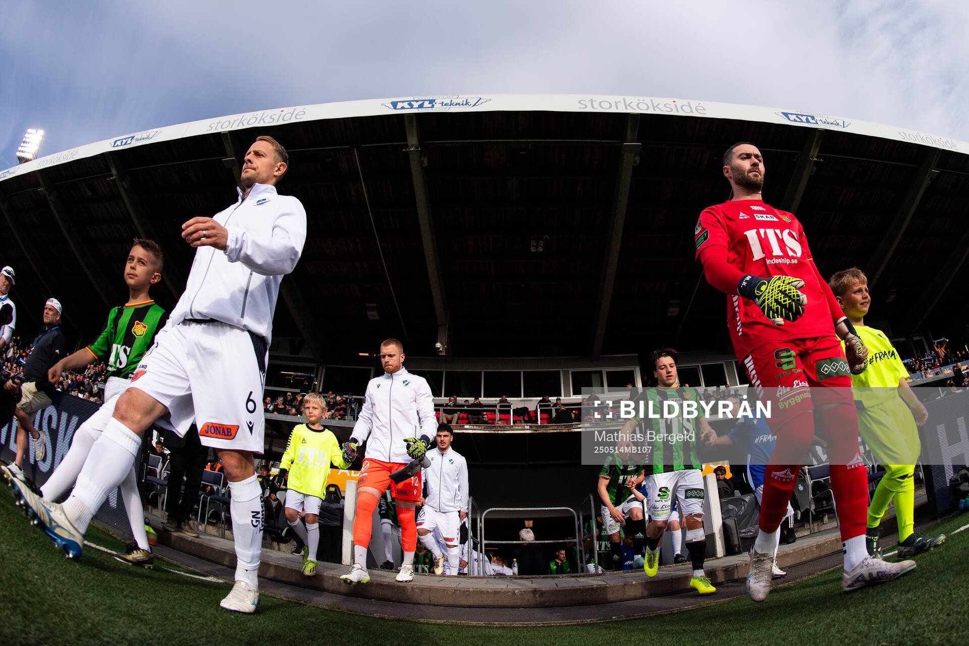 Halmstads Joel Allansson och GAIS målvakt Mergim Krasniqi