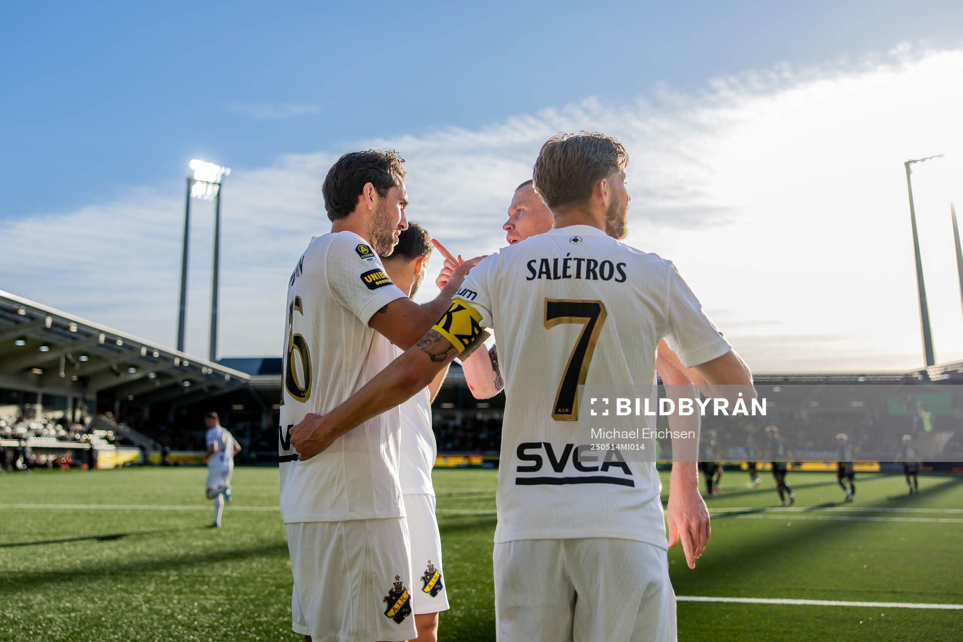 AIKs Benjamin Tiedemann Hansen och Anton Salétros jublar efter 0-1 målet under fotbollsmatchen i Allsvenskan mellan Häcken och AIK den 14 maj 2025 i Göteborg.