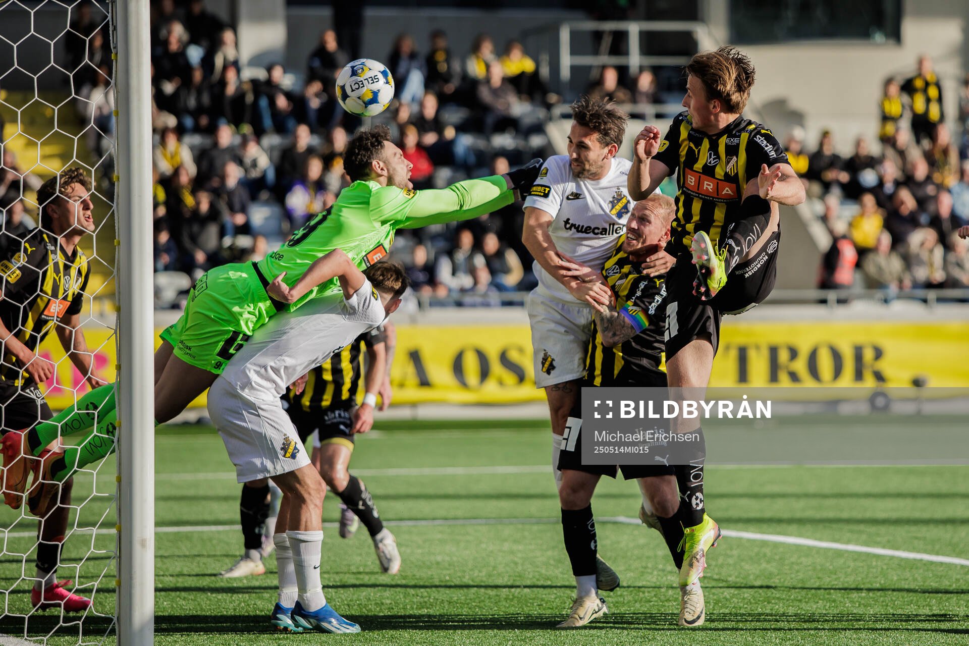 AIKs Benjamin Tiedemann Hansen nickar in 0-1 målet förbi