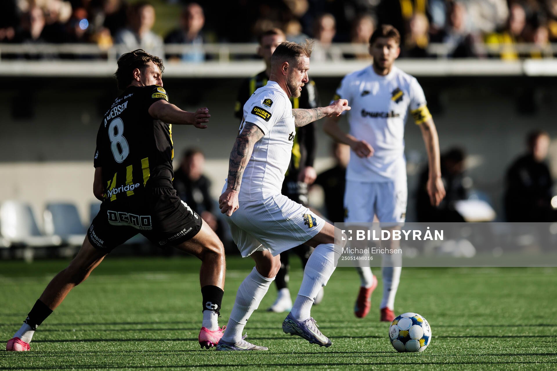 Häckens Silas Andersen och AIKs John Guidetti under fotbollsmatchen i Allsvenskan mellan Häcken och AIK den 14 maj 2025 i Göteborg. 