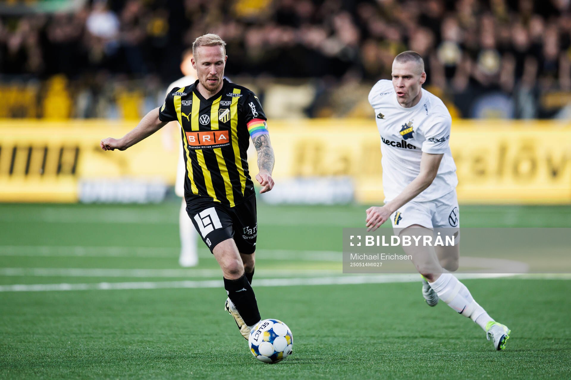 Häckens Mikkel Rygaard Jensen och AIKs Thomas Poppler Isherwood under fotbollsmatchen i Allsvenskan mellan Häcken och AIK den 14 maj 2025 i Göteborg.