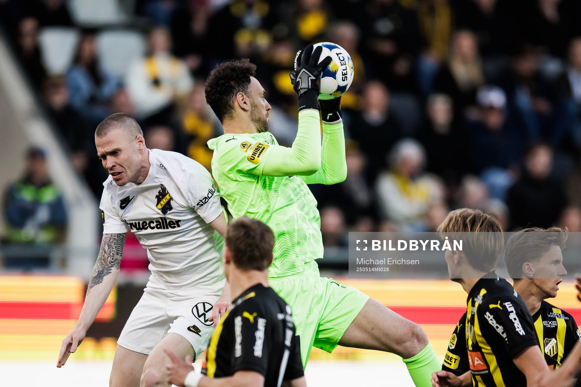 Häckens målvakt Etrit Berisha och AIKs Thomas Poppler