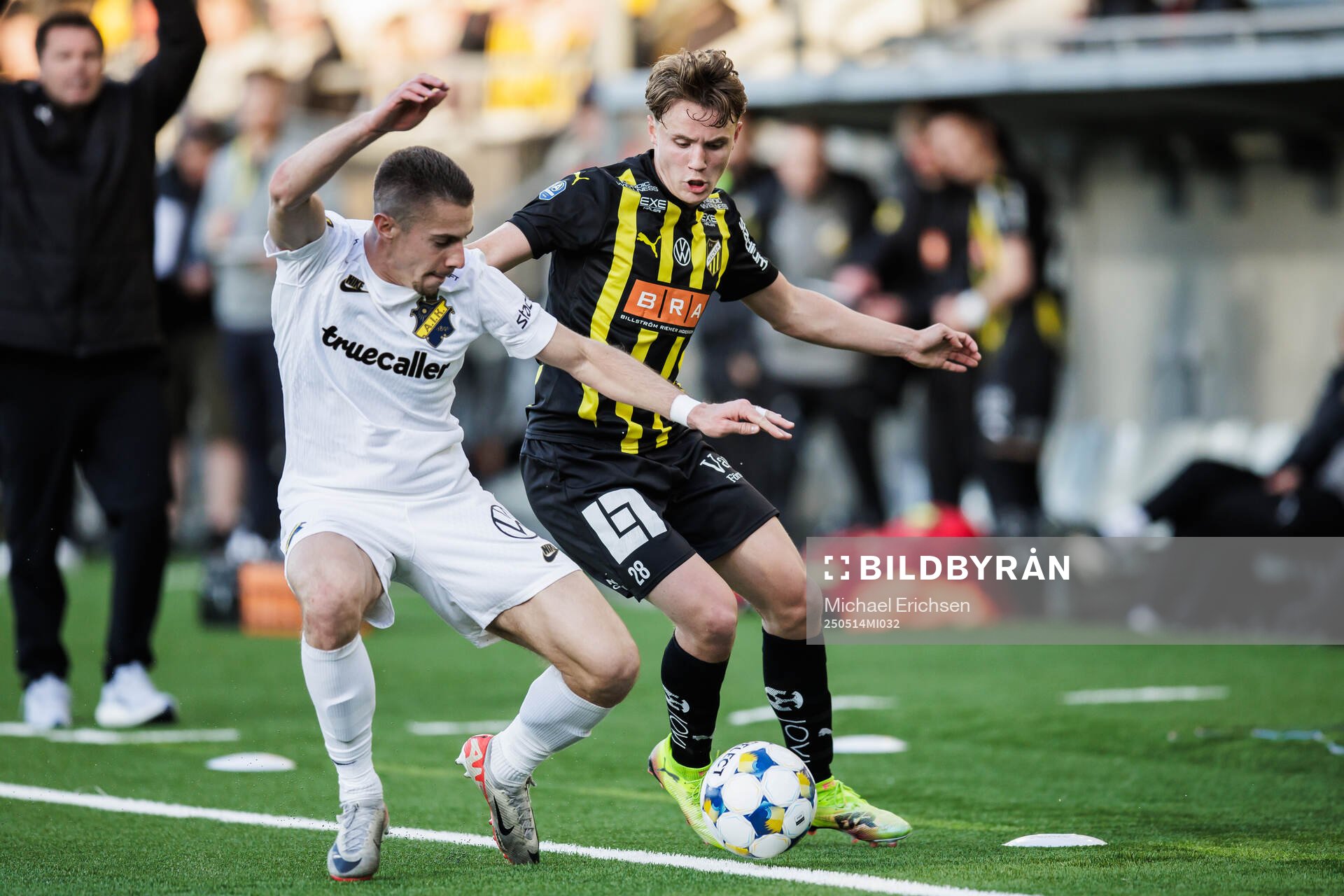 AIKs Dino Besirovic och Häckens Filip Öhman under fotbollsmatchen i Allsvenskan mellan Häcken och AIK den 14 maj 2025 i Göteborg. 
