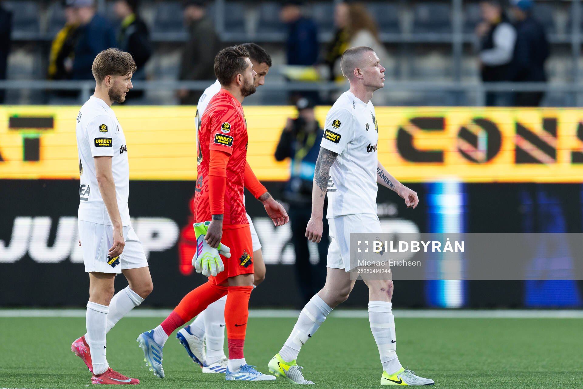 AIKs Anton Salétros, målvakt Kristoffer Nordfeldt och