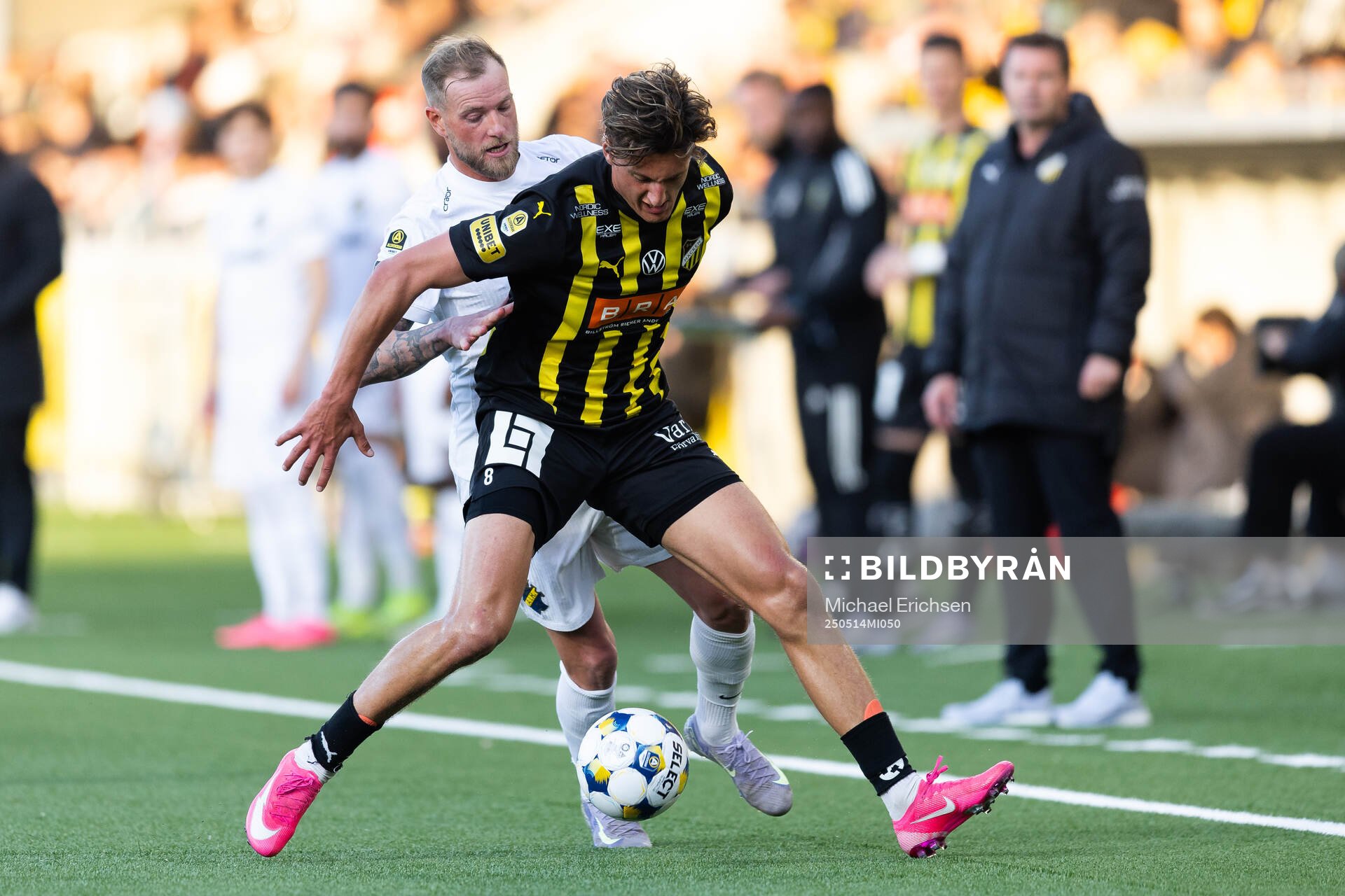 AIKs John Guidetti och Häckens Silas Andersen under fotbollsmatchen i Allsvenskan mellan Häcken och AIK den 14 maj 2025 i Göteborg. 