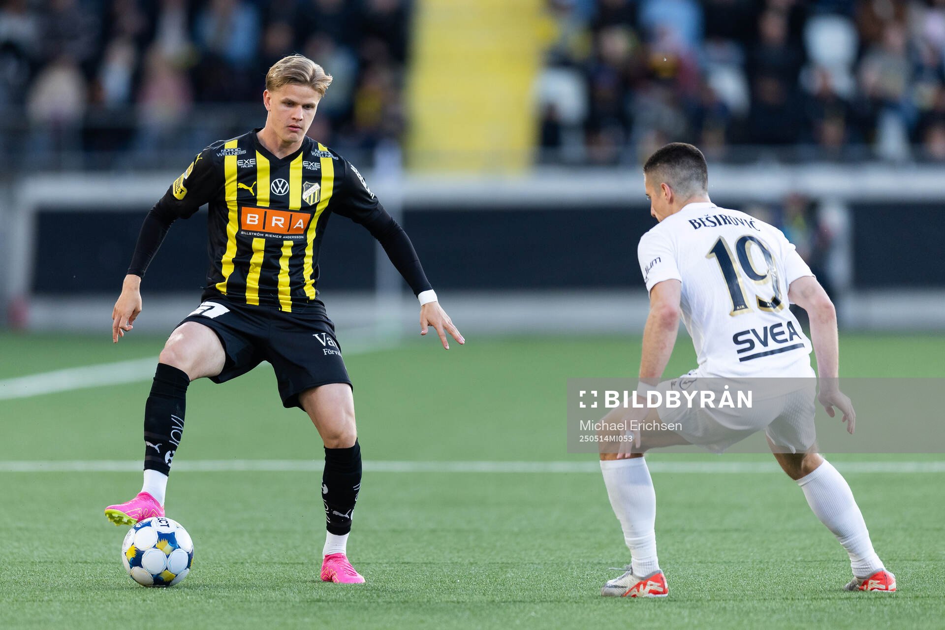 Häckens Ben Engdahl och AIKs Dino Besirovic under fotbollsmatchen i Allsvenskan mellan Häcken och AIK den 14 maj 2025 i Göteborg. 