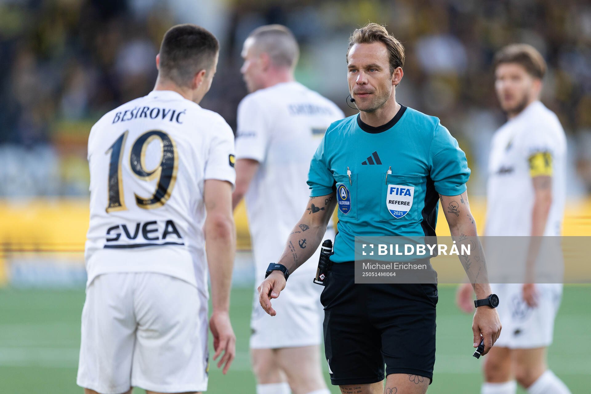 Domare Kristoffer Karlsson under fotbollsmatchen i Allsvenskan mellan Häcken och AIK den 14 maj 2025 i Göteborg. 