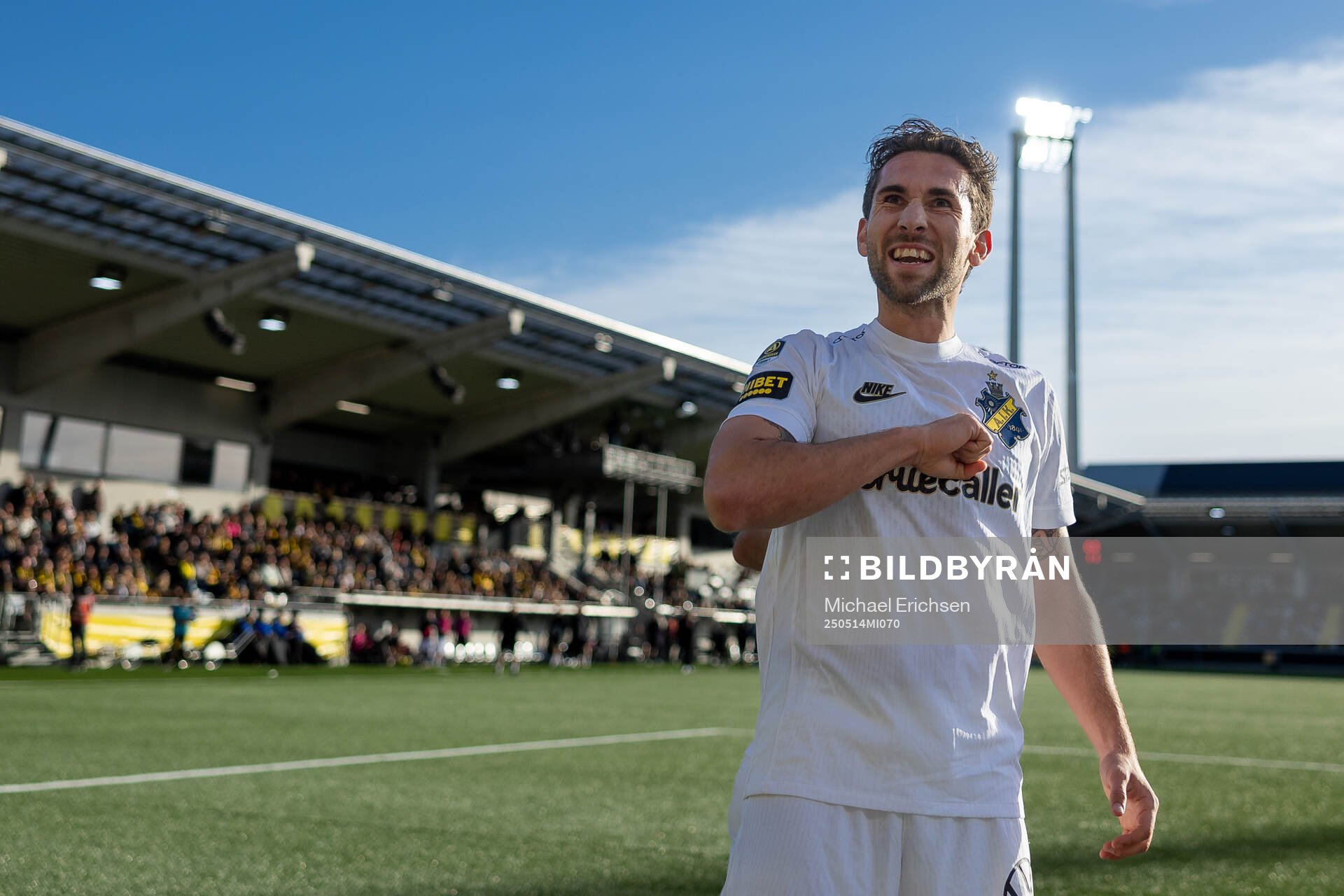 AIKs Mads Døhr Thychosen jublar efter 0-1 under fotbollsmatchen i Allsvenskan mellan Häcken och AIK den 14 maj 2025 i Göteborg. 