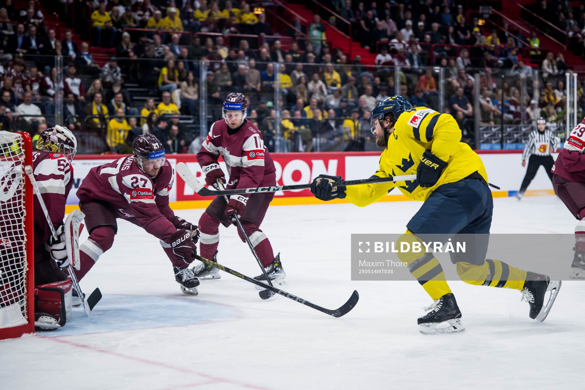 Rasmus Andersson of Sweden scores the 0-1 goal against