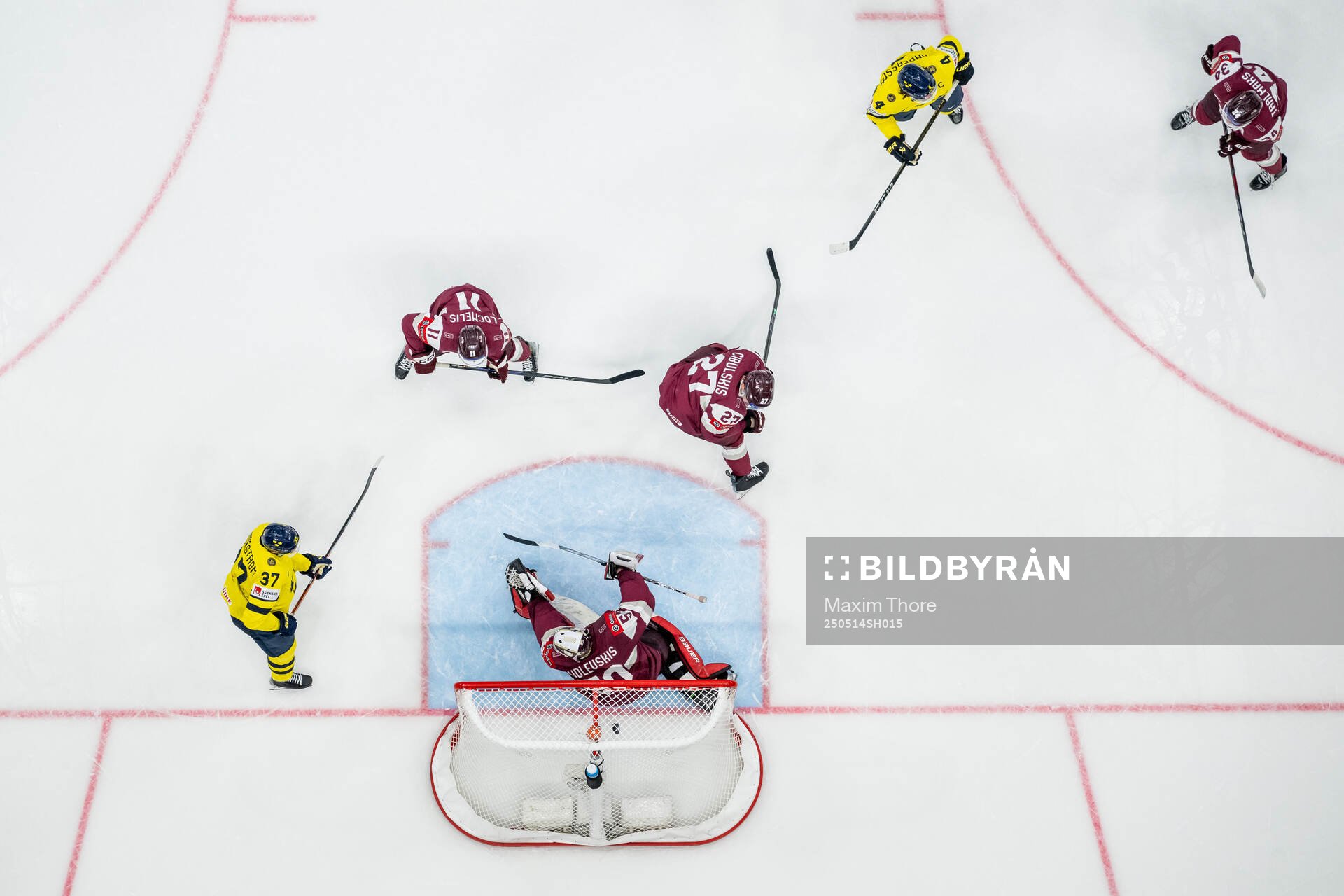 Rasmus Andersson of Sweden scores the 0-1 goal against