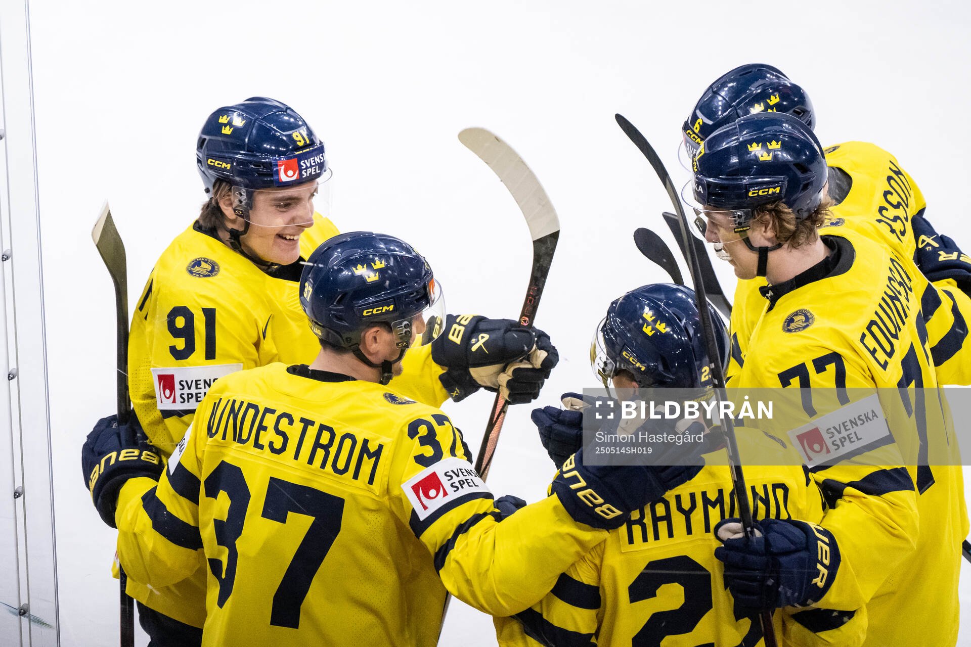 Leo Carlsson, Isac Lundeström and Lucas Raymond of Sweden
