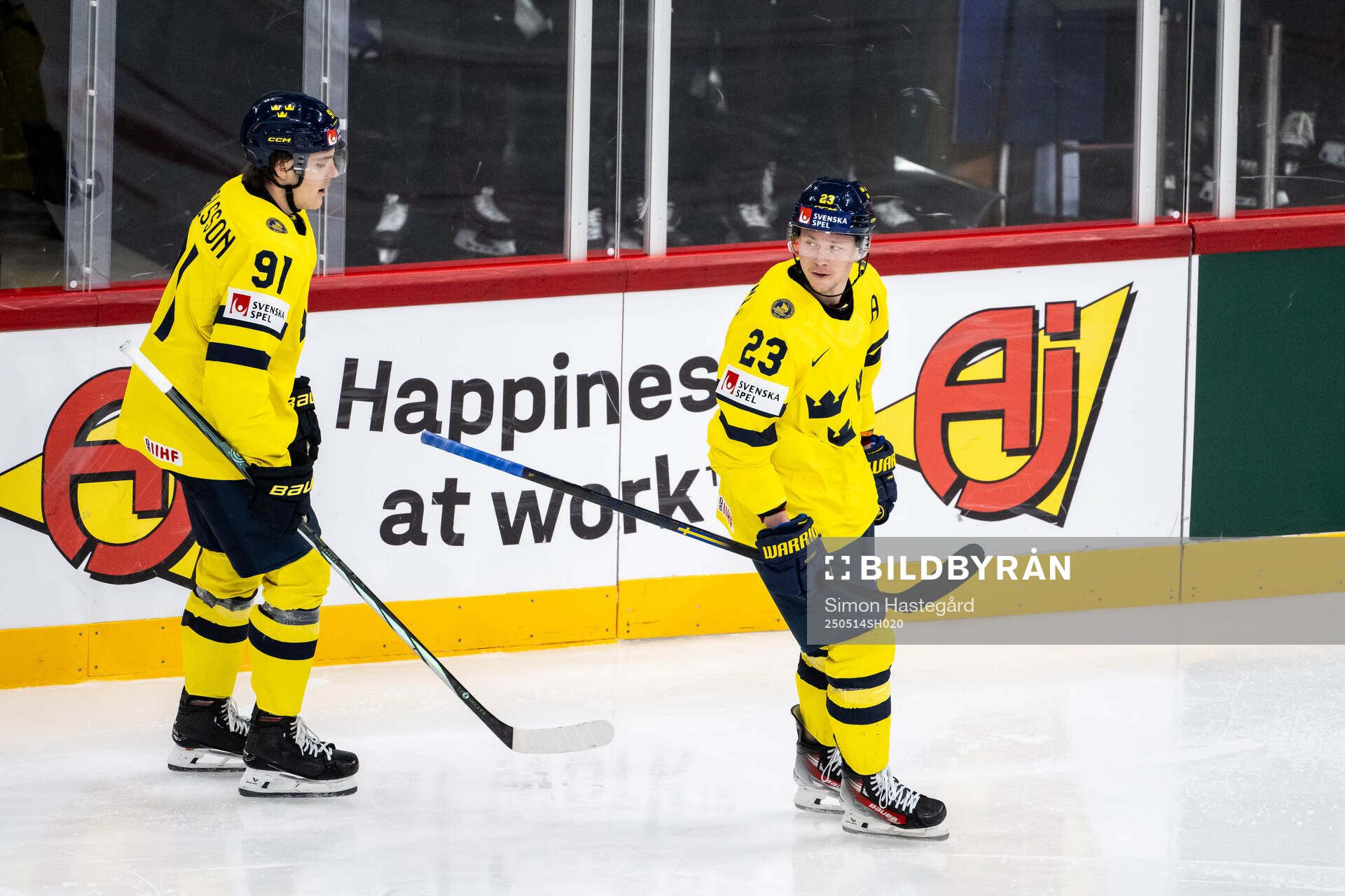 Leo Carlsson and Lucas Raymond of Sweden