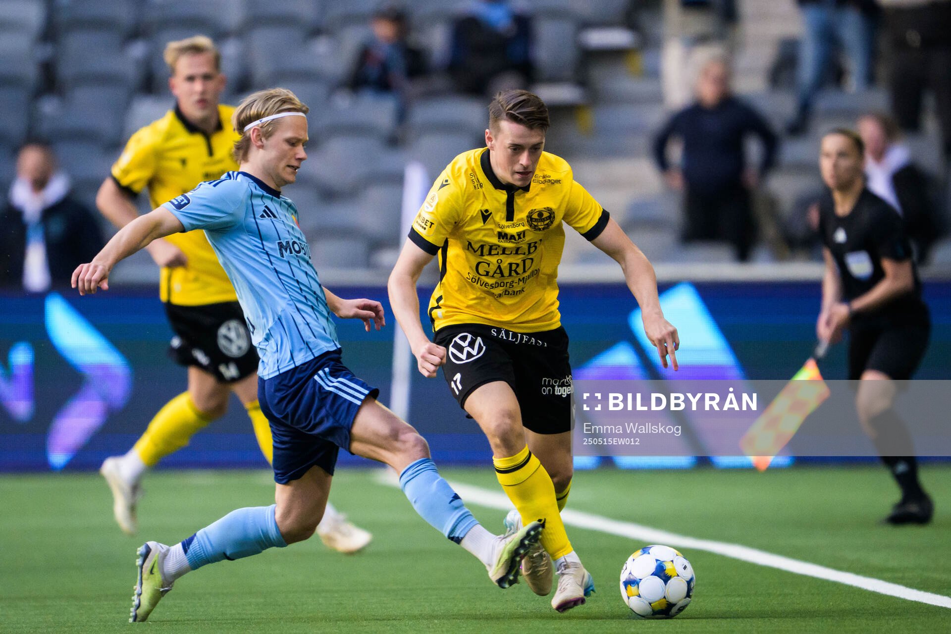 Djurgårdens Tobias Gulliksen och Mjällbys Elliot Stroud under fotbollsmatchen i Allsvenskan mellan Djurgården och Mjällby den 15 maj 2025 i Stockholm.