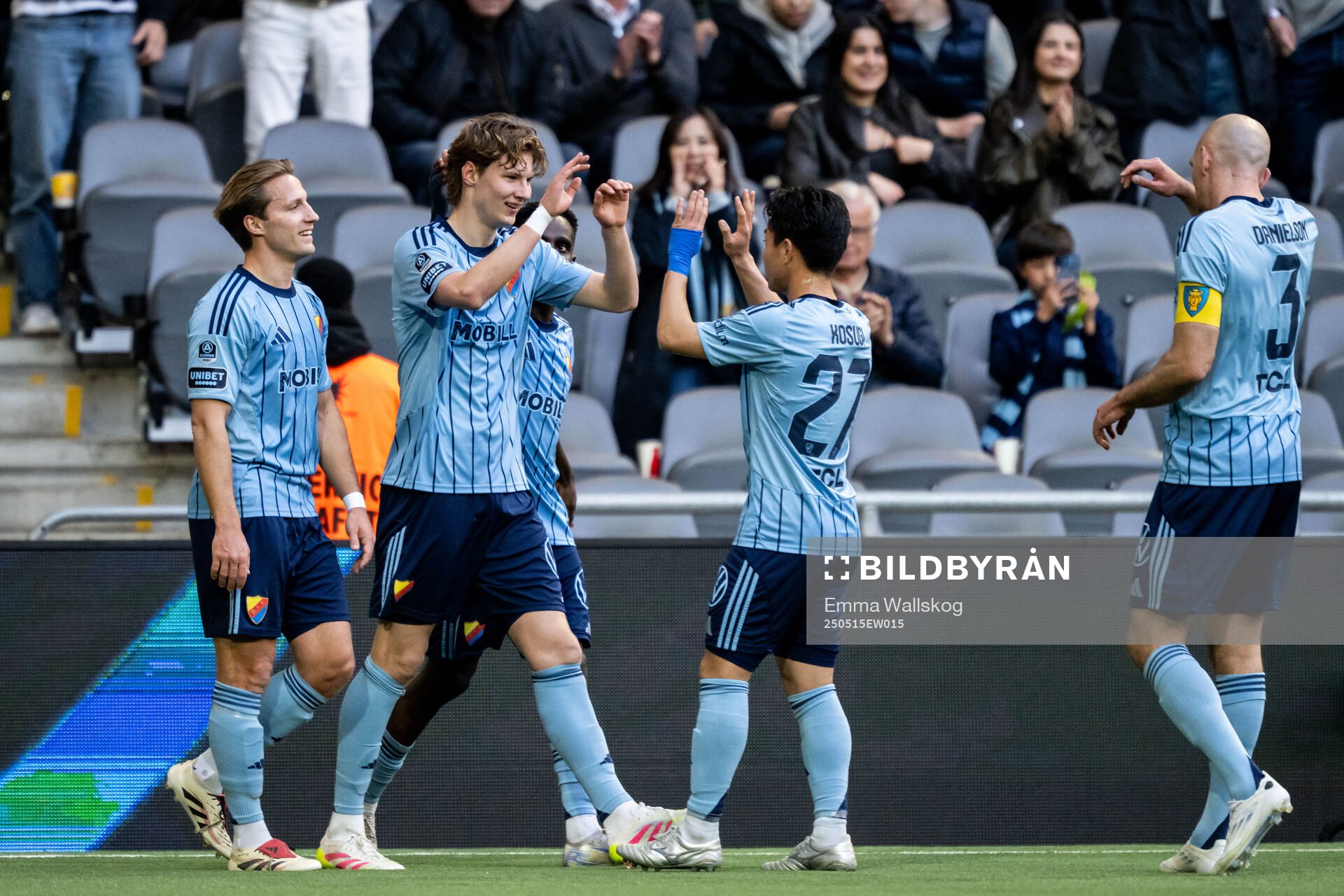 Djurgårdens August Priske Flyger jublar med Keita Kosugi efter 1-0 målet under fotbollsmatchen i Allsvenskan mellan Djurgården och Mjällby den 15 maj 2025 i Stockholm.