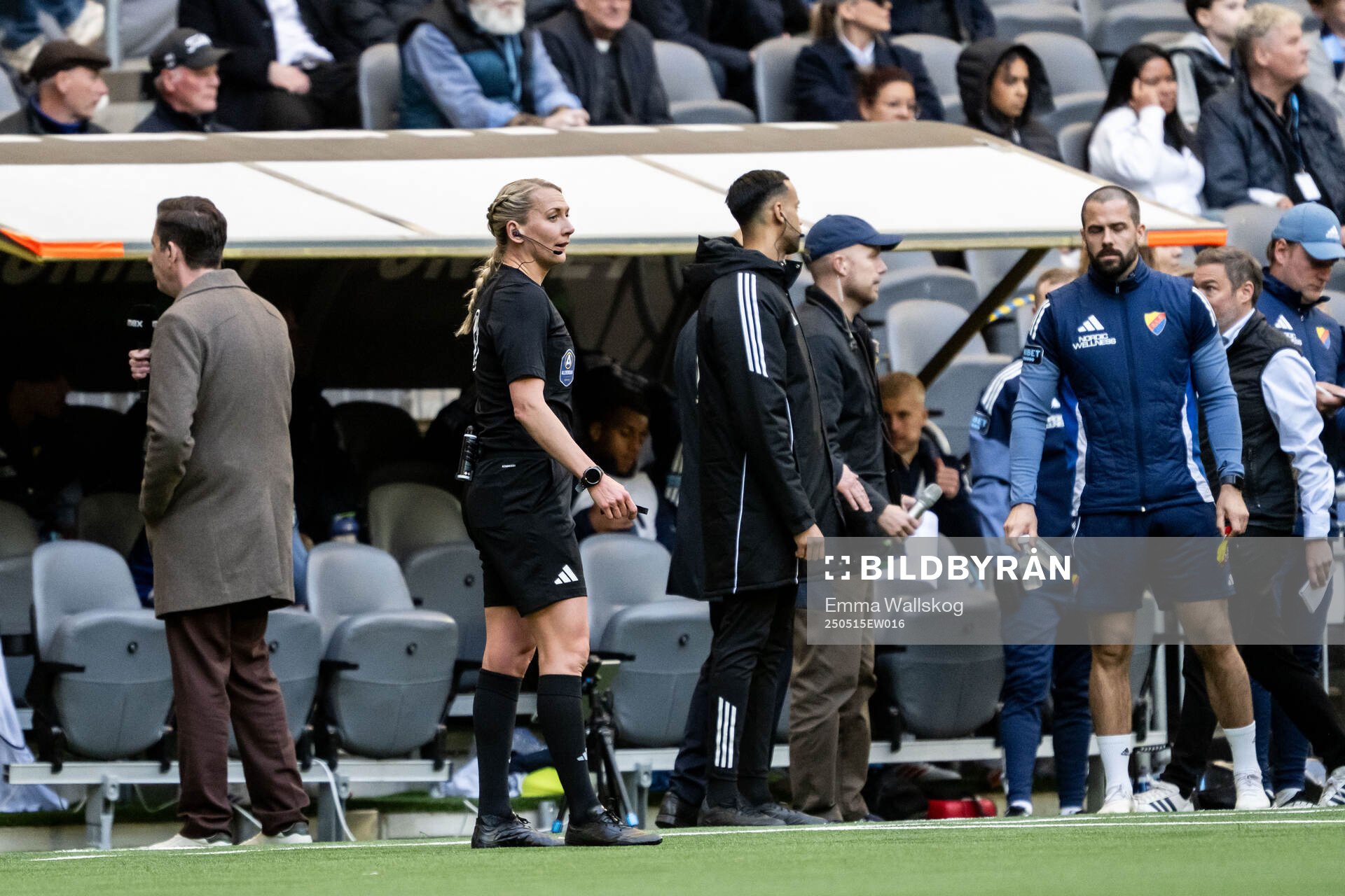 Domare Tess Olofsson under ett spelavbrott efter ett knallskott under fotbollsmatchen i Allsvenskan mellan Djurgården och Mjällby den 15 maj 2025 i Stockholm.