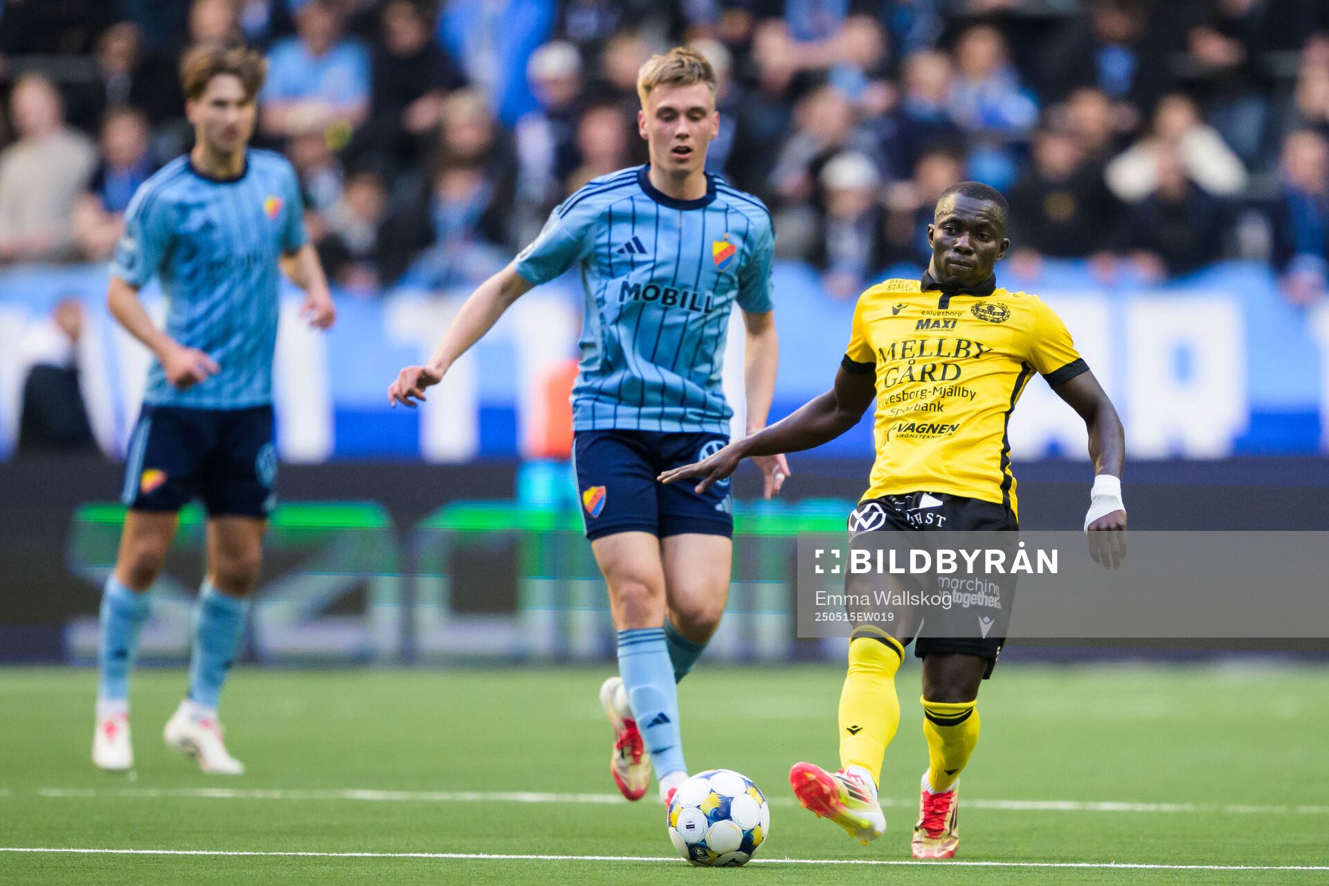 Djurgårdens Santeri Haarala och Mjällbys Abdoulie Manneh