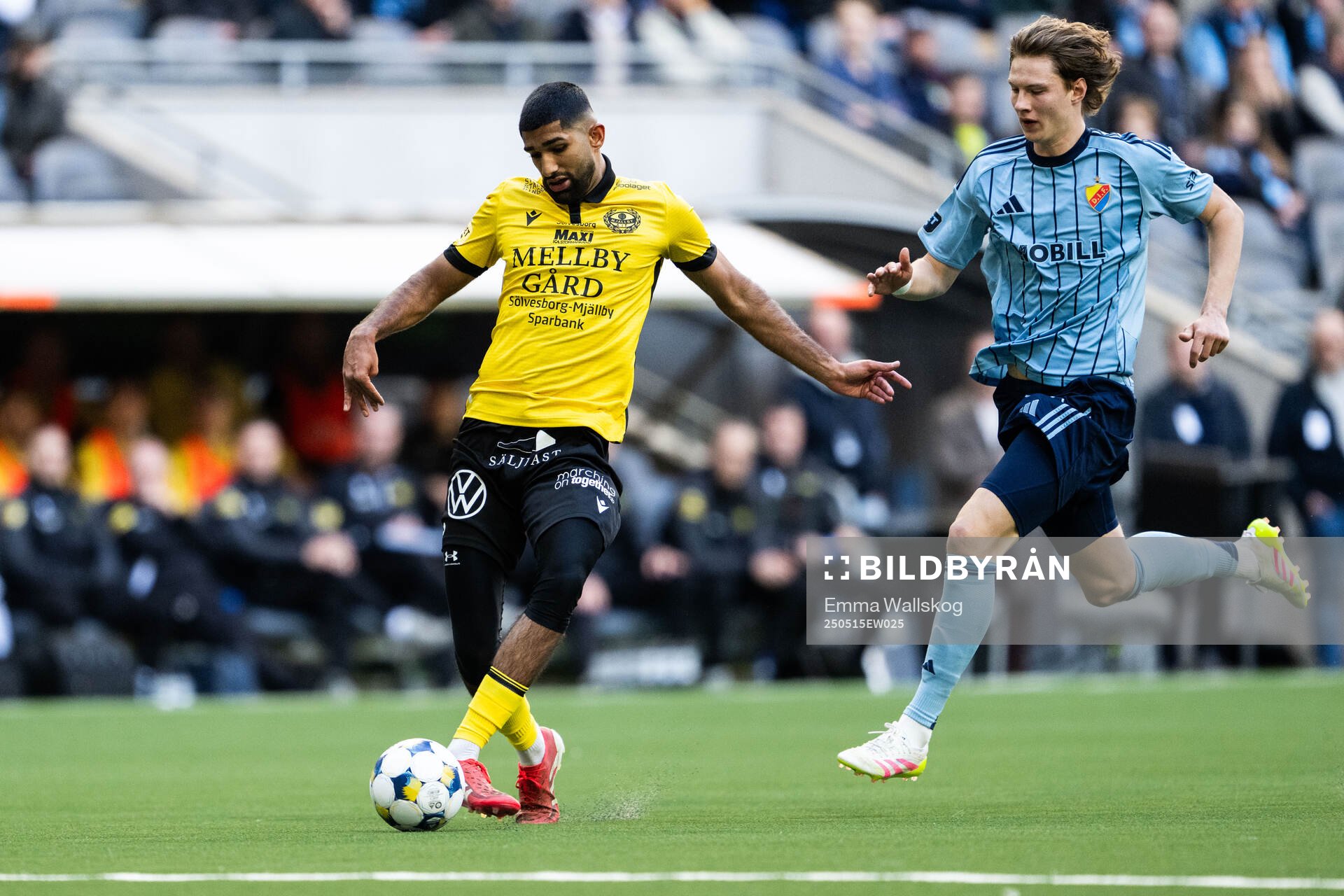 Mjällbys Abdullah Iqbal och Djurgårdens August Priske Flyger under fotbollsmatchen i Allsvenskan mellan Djurgården och Mjällby den 15 maj 2025 i Stockholm.