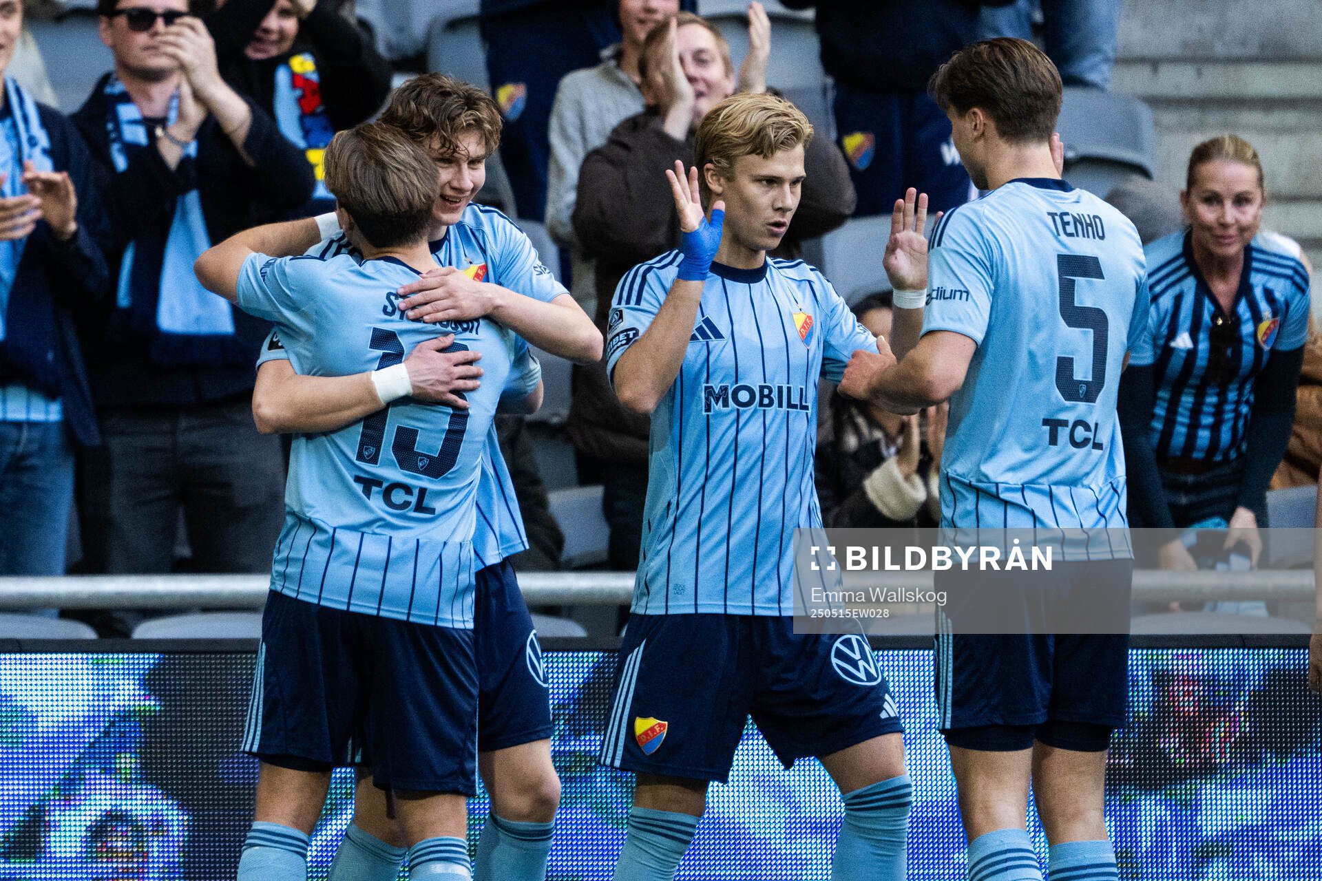 Djurgårdens August Priske Flyger jublar med Daniel Stensson, Theo Bergvall och Miro Tenho efter 1-0 under fotbollsmatchen i Allsvenskan mellan Djurgården och Mjällby den 15 maj 2025 i Stockholm.