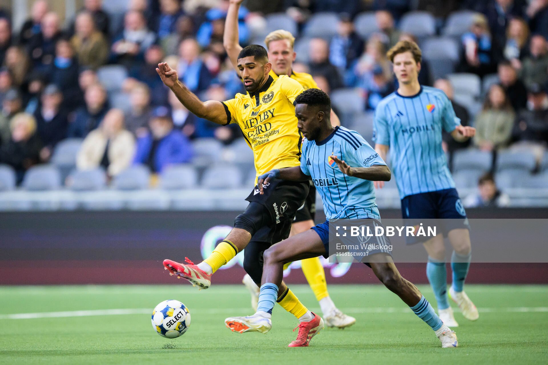 Mjällbys Abdullah Iqbal och Djurgårdens Tokmac Nguen under fotbollsmatchen i Allsvenskan mellan Djurgården och Mjällby den 15 maj 2025 i Stockholm.