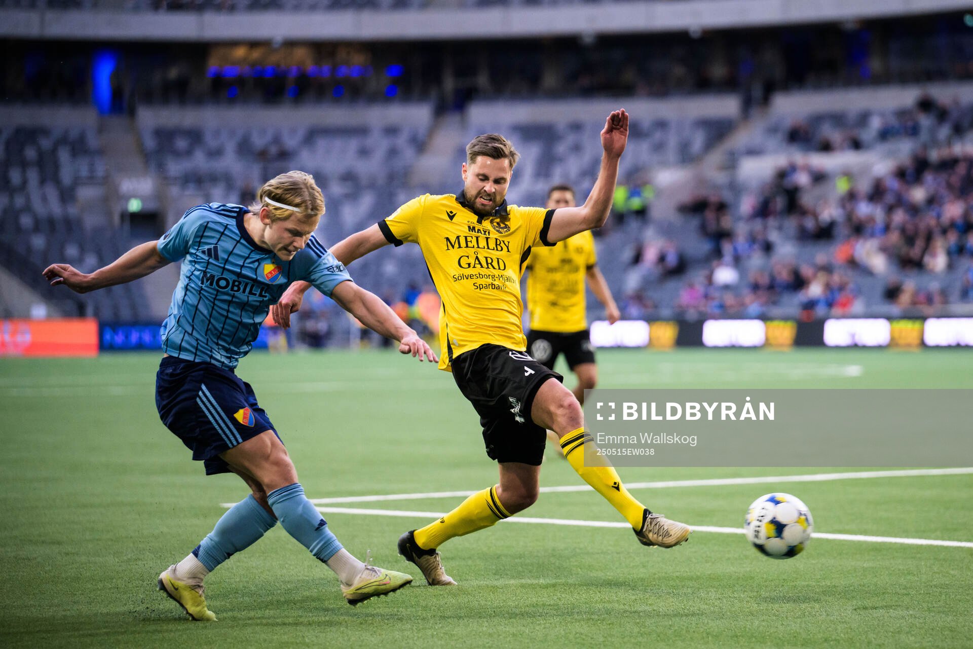 Djurgårdens Tobias Gulliksen och Mjällbys Axel Norén under fotbollsmatchen i Allsvenskan mellan Djurgården och Mjällby den 15 maj 2025 i Stockholm.