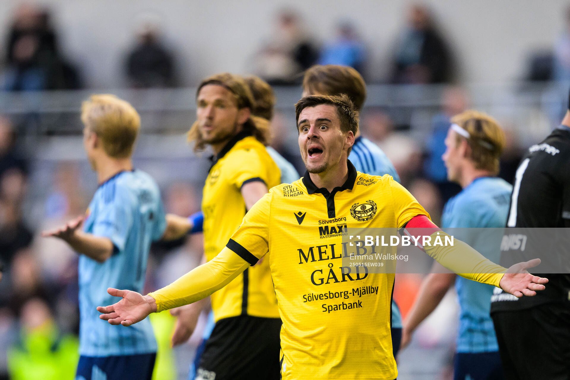 Mjällbys Jesper Gustavsson reagerar under fotbollsmatchen i Allsvenskan mellan Djurgården och Mjällby den 15 maj 2025 i Stockholm. 