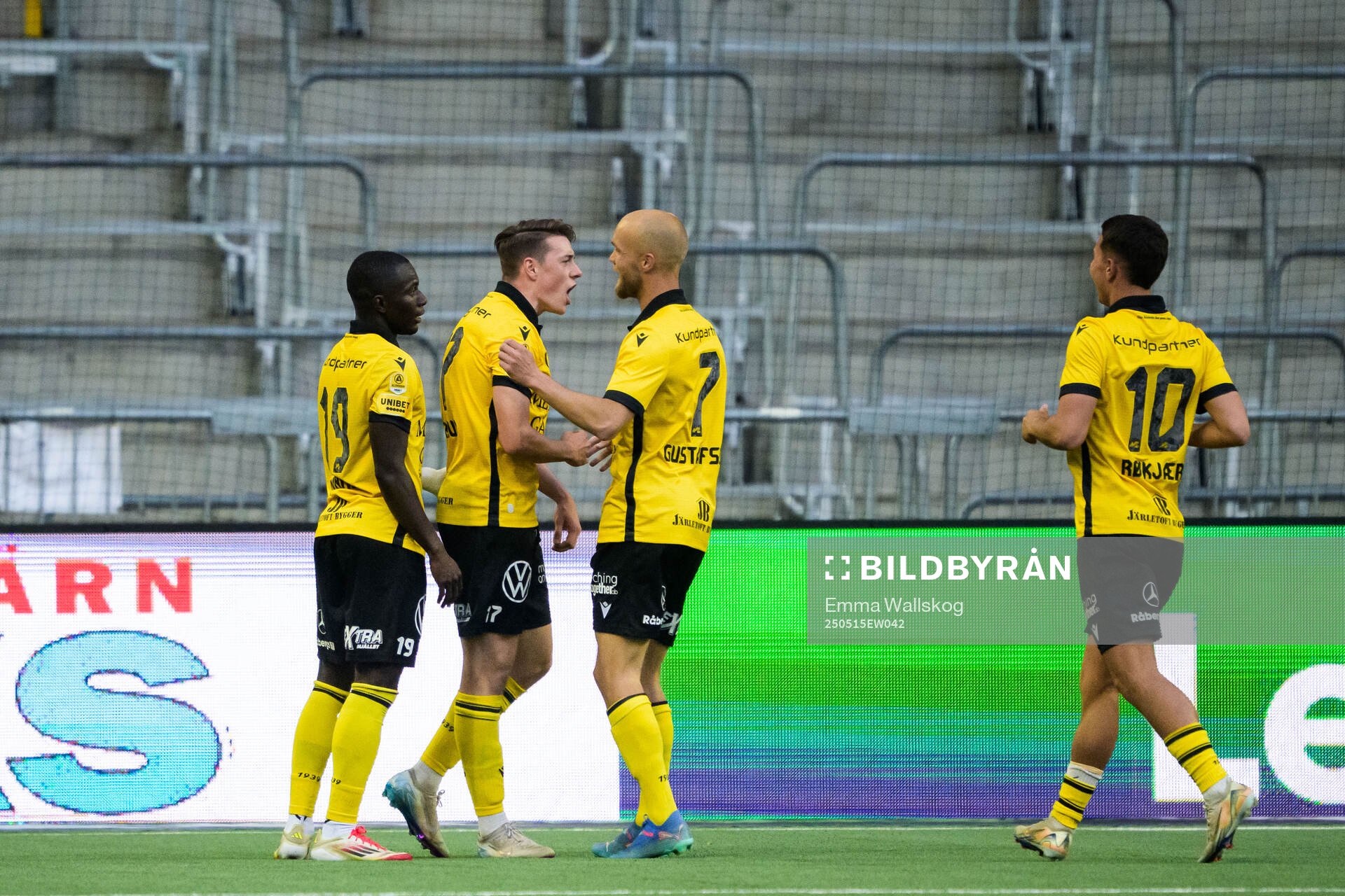 Mjällbys Elliot Stroud, Abdoulie Manneh, Nicklas Røjkjær och Viktor Gustafson jublar efter 1-2 målet under fotbollsmatchen i Allsvenskan mellan Djurgården och Mjällby den 15 maj 2025 i Stockholm.