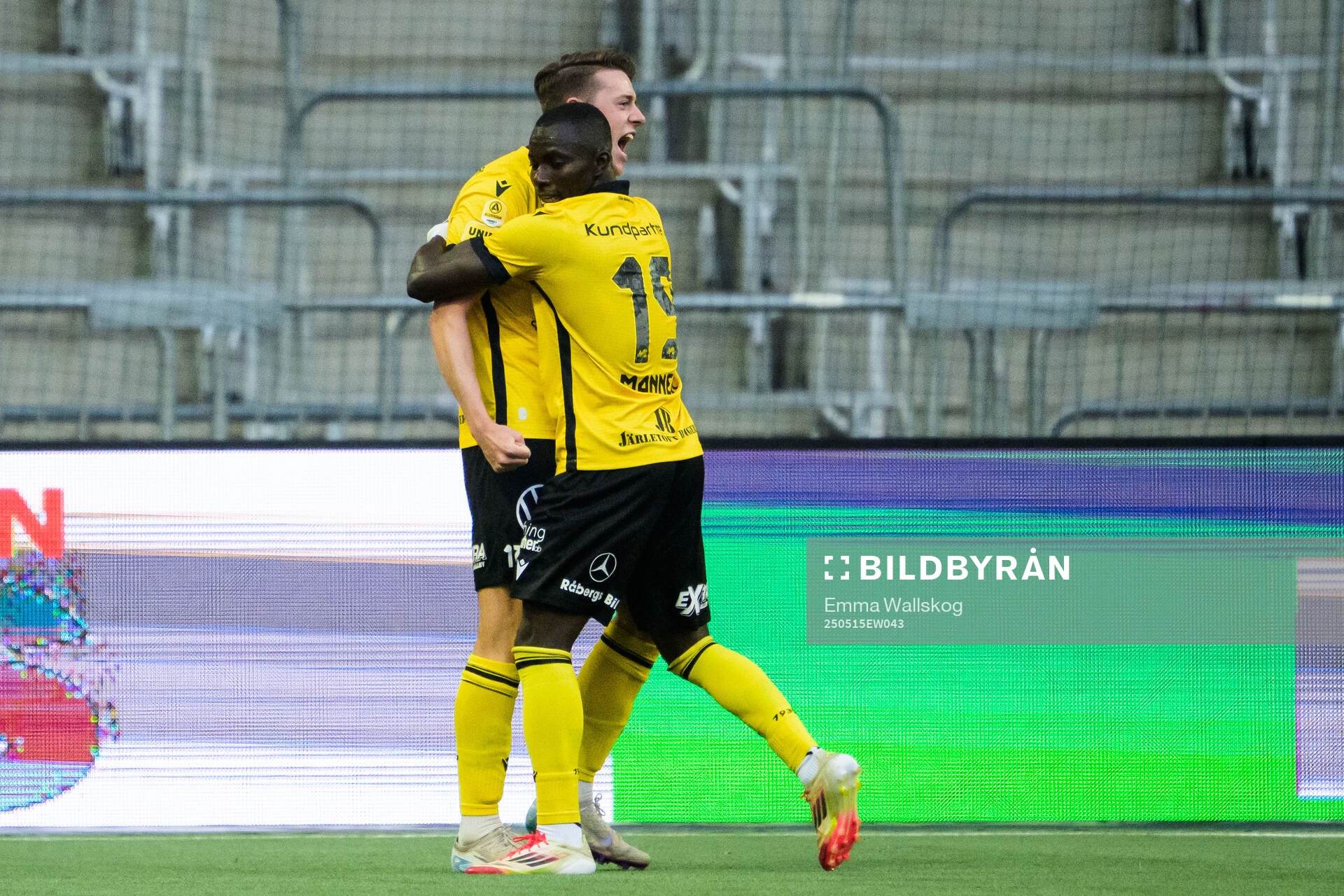 Mjällbys Elliot Stroud och Abdoulie Manneh jublar efter 1-2 målet under fotbollsmatchen i Allsvenskan mellan Djurgården och Mjällby den 15 maj 2025 i Stockholm.