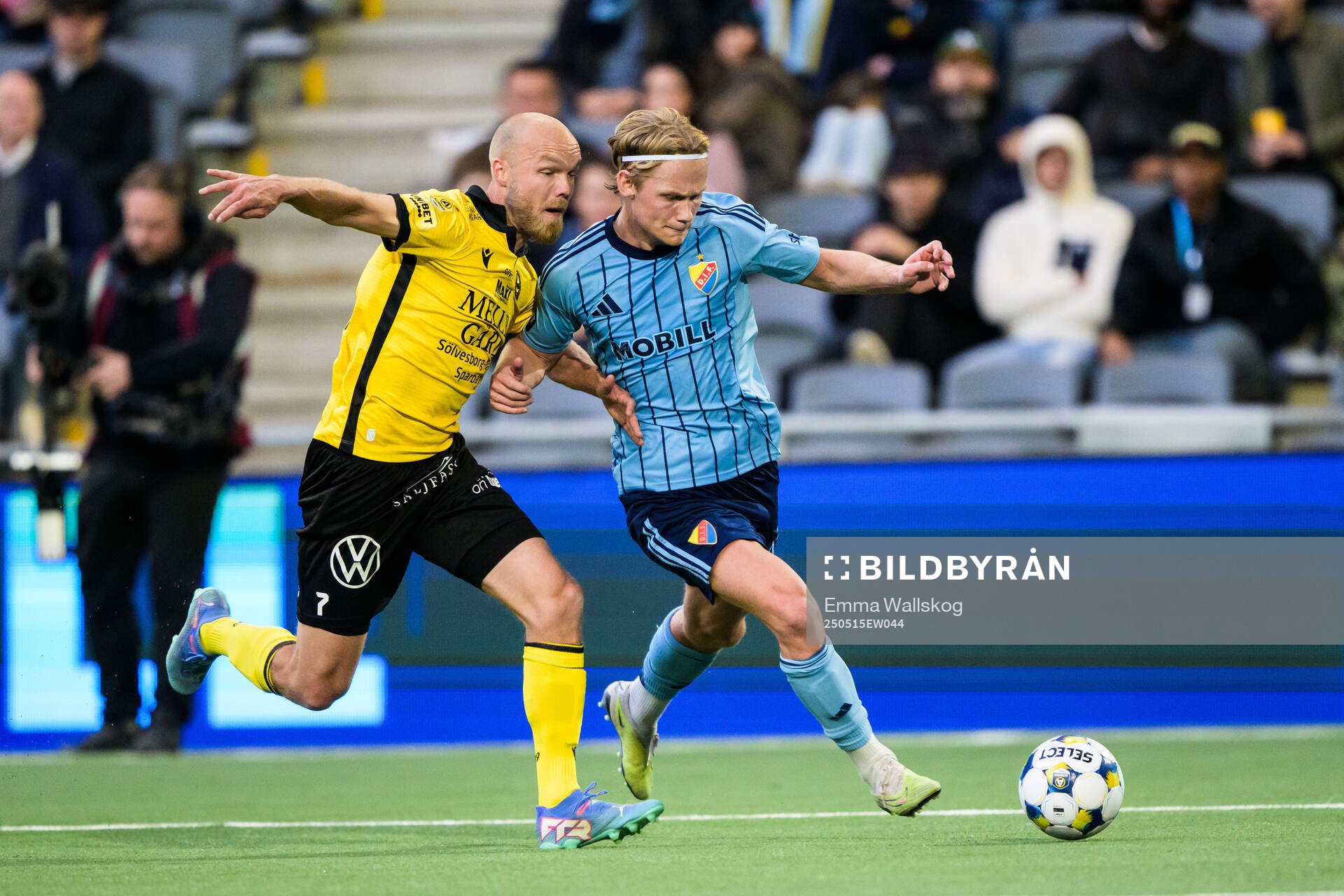 Mjällbys Viktor Gustafson och Djurgårdens Tobias Gulliksen under fotbollsmatchen i Allsvenskan mellan Djurgården och Mjällby den 15 maj 2025 i Stockholm.