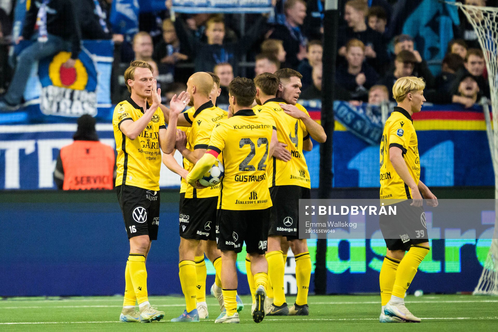 Mjällbys Alexander Johansson jublar efter fotbollsmatchen i Allsvenskan mellan Djurgården och Mjällby den 15 maj 2025 i Stockholm. 