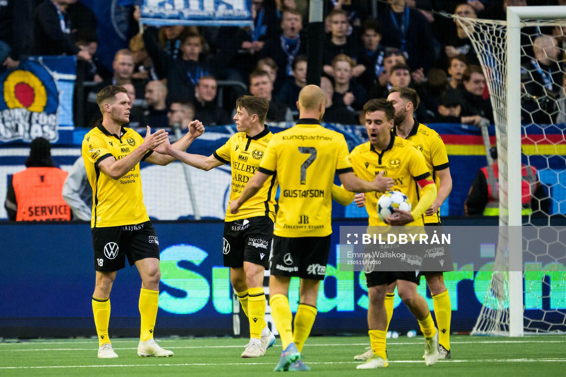 Mjällbys Jacob Bergström, Elliot Stroud, Viktor Gustafson och Jesper Gustavsson jublar efter fotbollsmatchen i Allsvenskan mellan Djurgården och Mjällby den 15 maj 2025 i Stockholm.