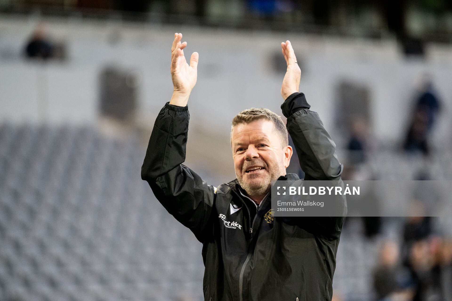 Mjällbys tränare Anders Torstensson jublar efter fotbollsmatchen i Allsvenskan mellan Djurgården och Mjällby den 15 maj 2025 i Stockholm.
