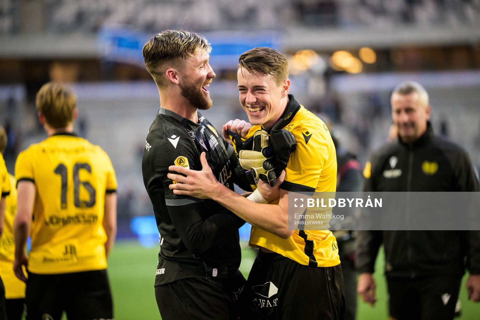 Mjällbys målvakt Noel Törnqvist och Elliot Stroud jublar