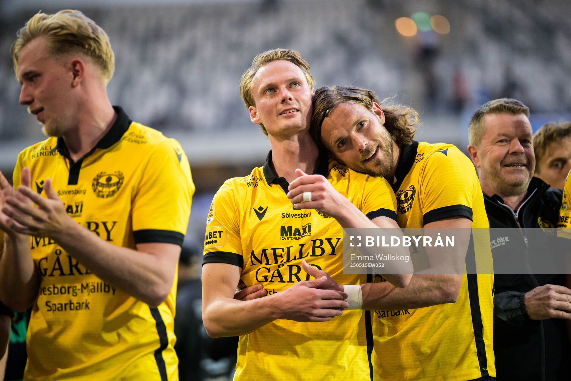 Mjällbys Alexander Johansson och Tom Pettersson jublar efter fotbollsmatchen i Allsvenskan mellan Djurgården och Mjällby den 15 maj 2025 i Stockholm.