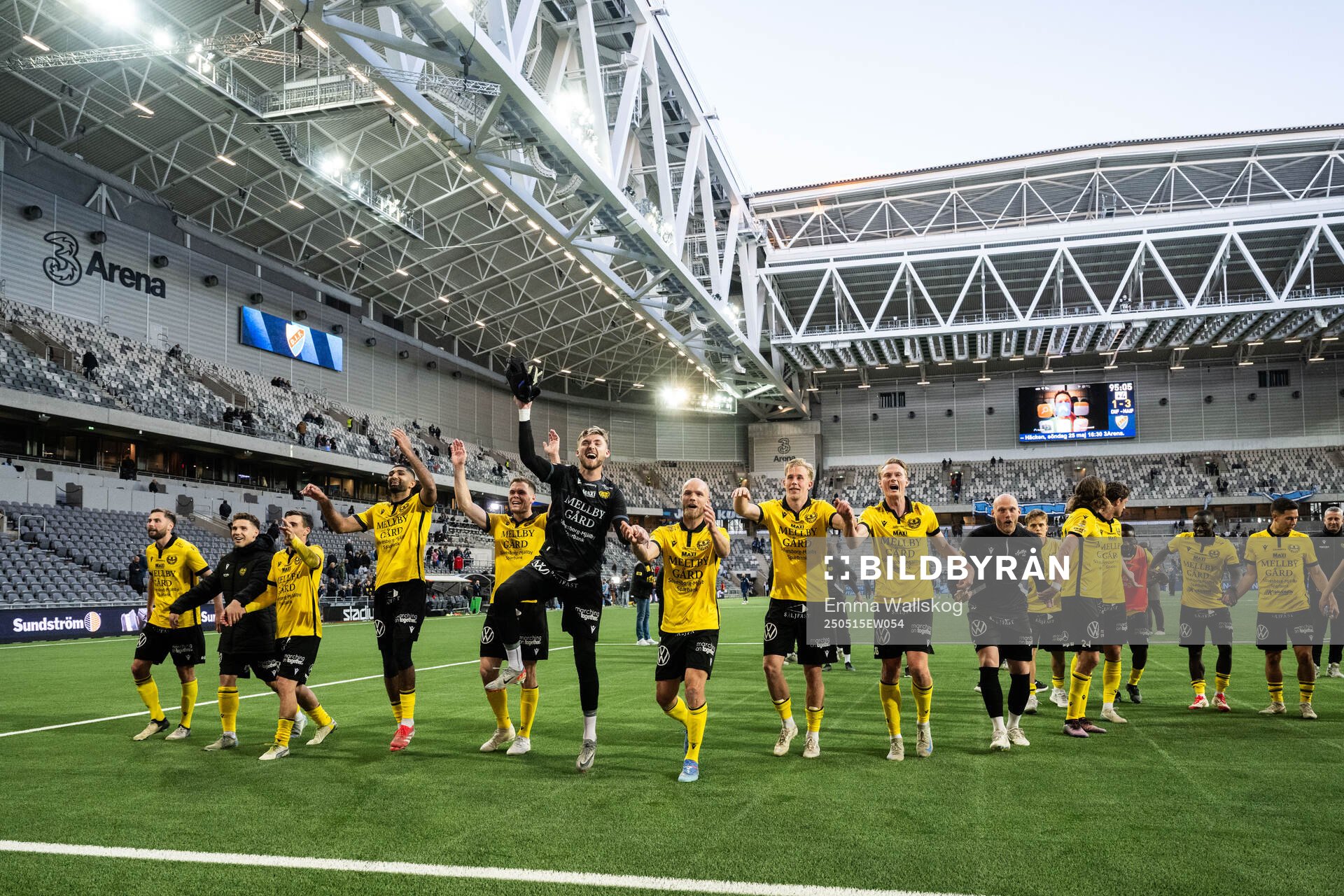 Mjällbys spelare jublar efter fotbollsmatchen i Allsvenskan mellan Djurgården och Mjällby den 15 maj 2025 i Stockholm. 