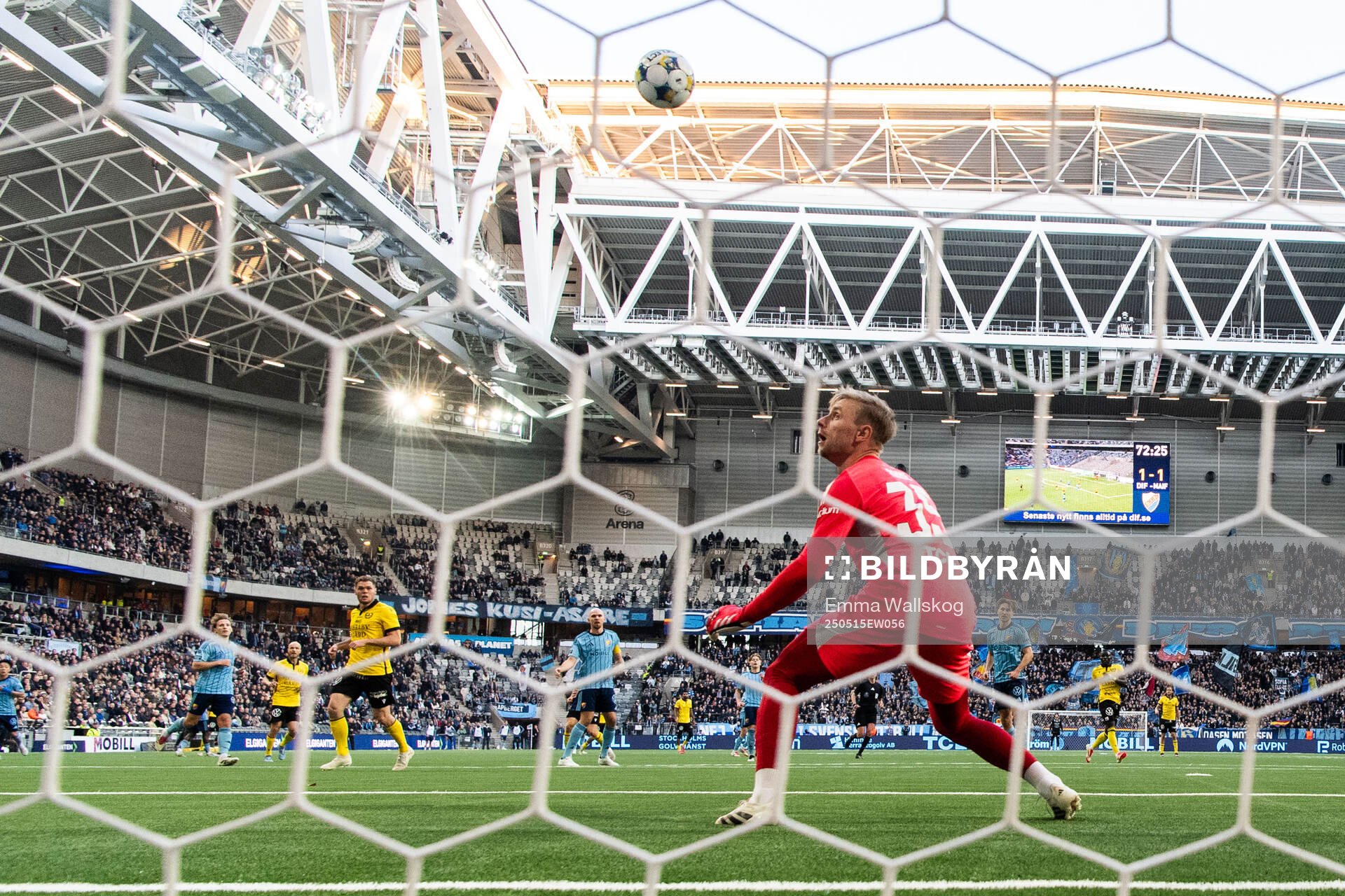 Mjällbys Elliot Stroud (ej i bild) gör 1-2 bakom Djurgårdens målvakt Jacob Rinne under fotbollsmatchen i Allsvenskan mellan Djurgården och Mjällby den 15 maj 2025 i Stockholm.