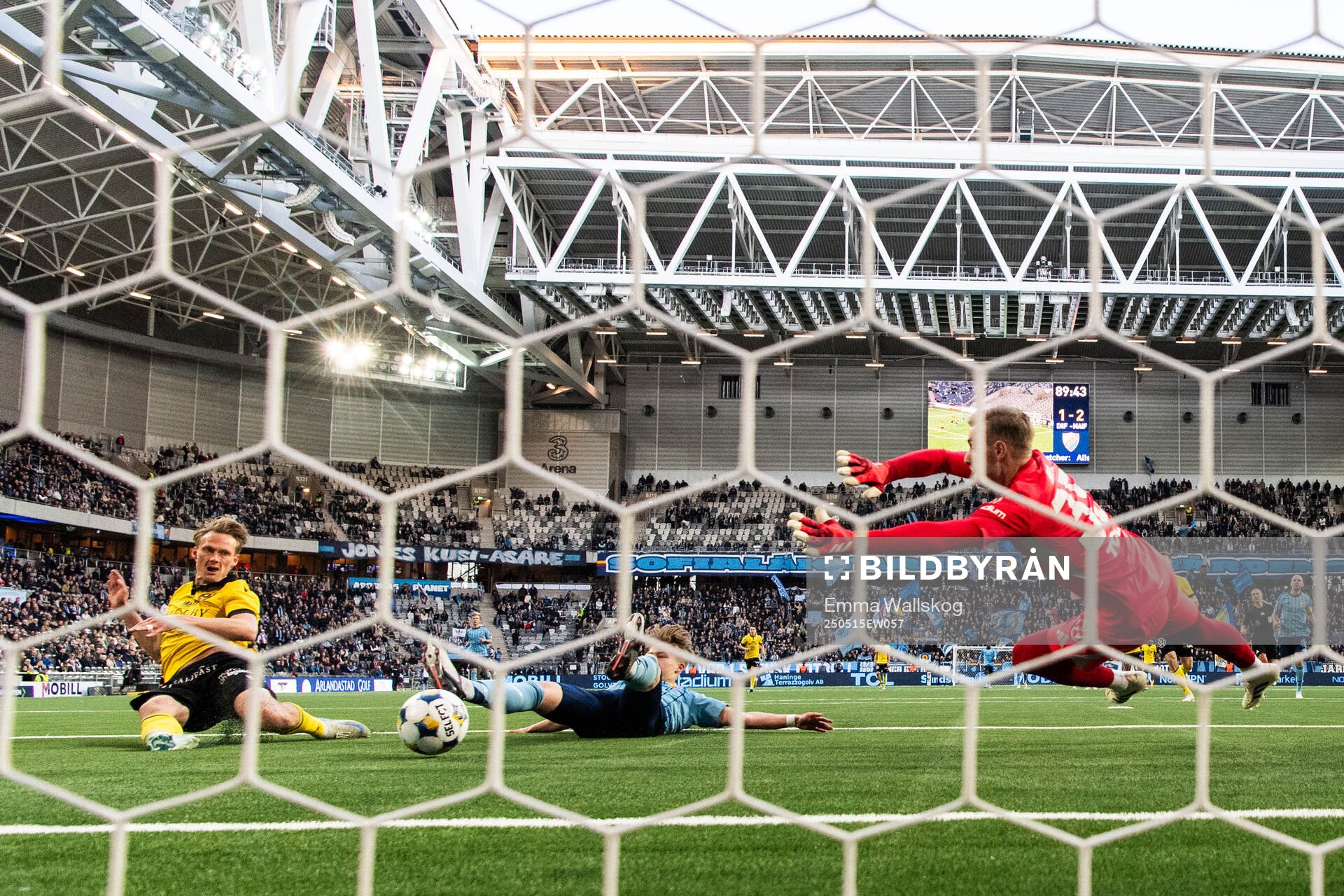 Mjällbys Alexander Johansson gör 1-3 bakom Djurgårdens Matias Siltanen och målvakt Jacob Rinne under fotbollsmatchen i Allsvenskan mellan Djurgården och Mjällby den 15 maj 2025 i Stockholm.