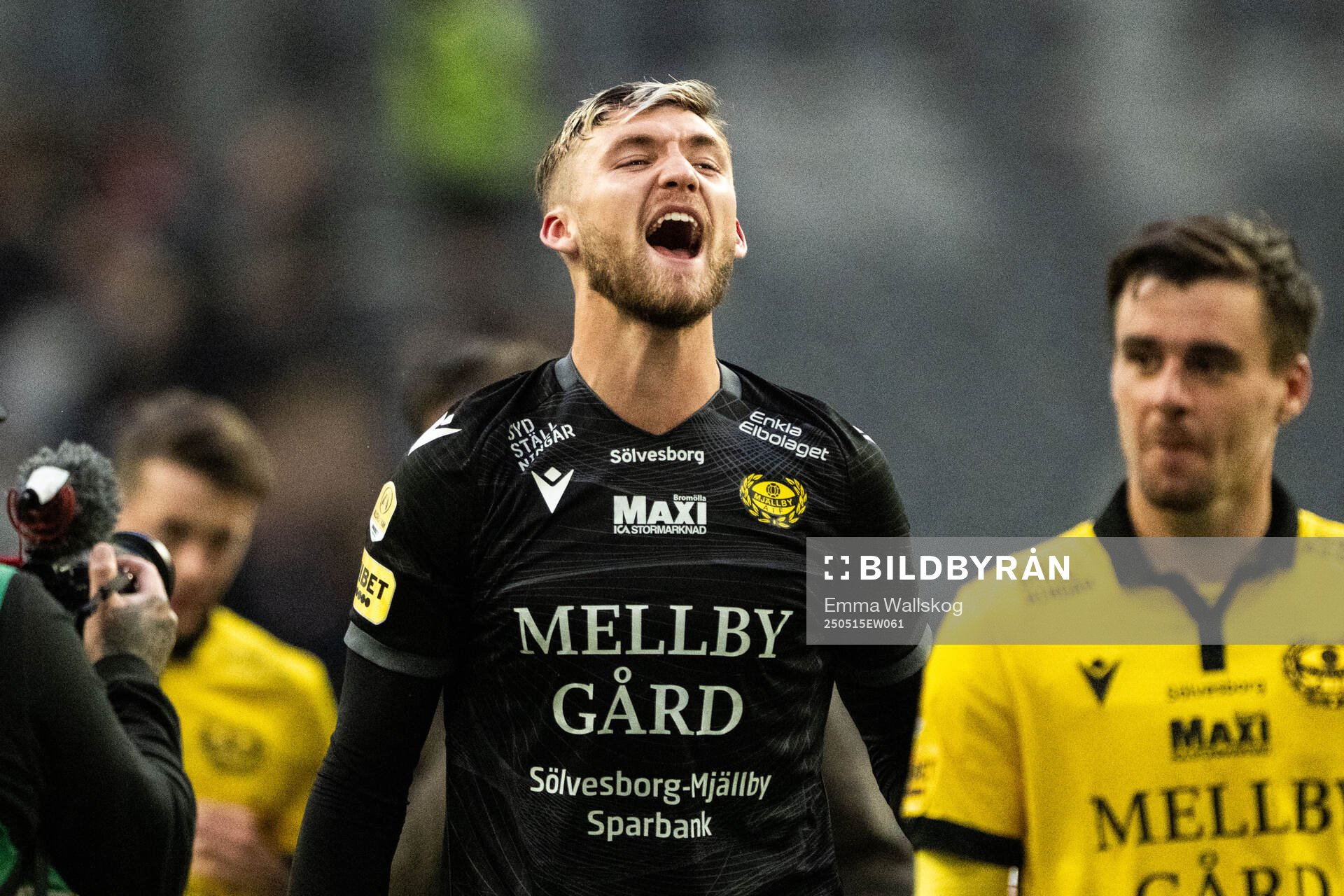 Mjällbys målvakt Noel Törnqvist jublar