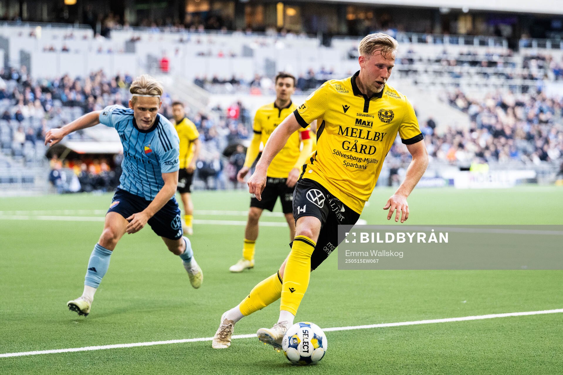 Djurgårdens Tobias Gulliksen och Mjällbys Herman Johansson under fotbollsmatchen i Allsvenskan mellan Djurgården och Mjällby den 15 maj 2025 i Stockholm.