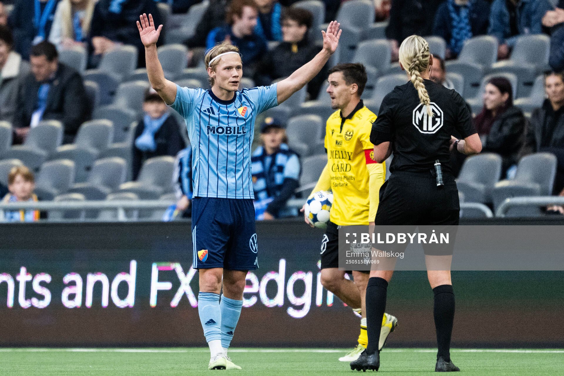 Djurgårdens Tobias Gulliksen reagerar mot domare Tess Olofsson under fotbollsmatchen i Allsvenskan mellan Djurgården och Mjällby den 15 maj 2025 i Stockholm.
