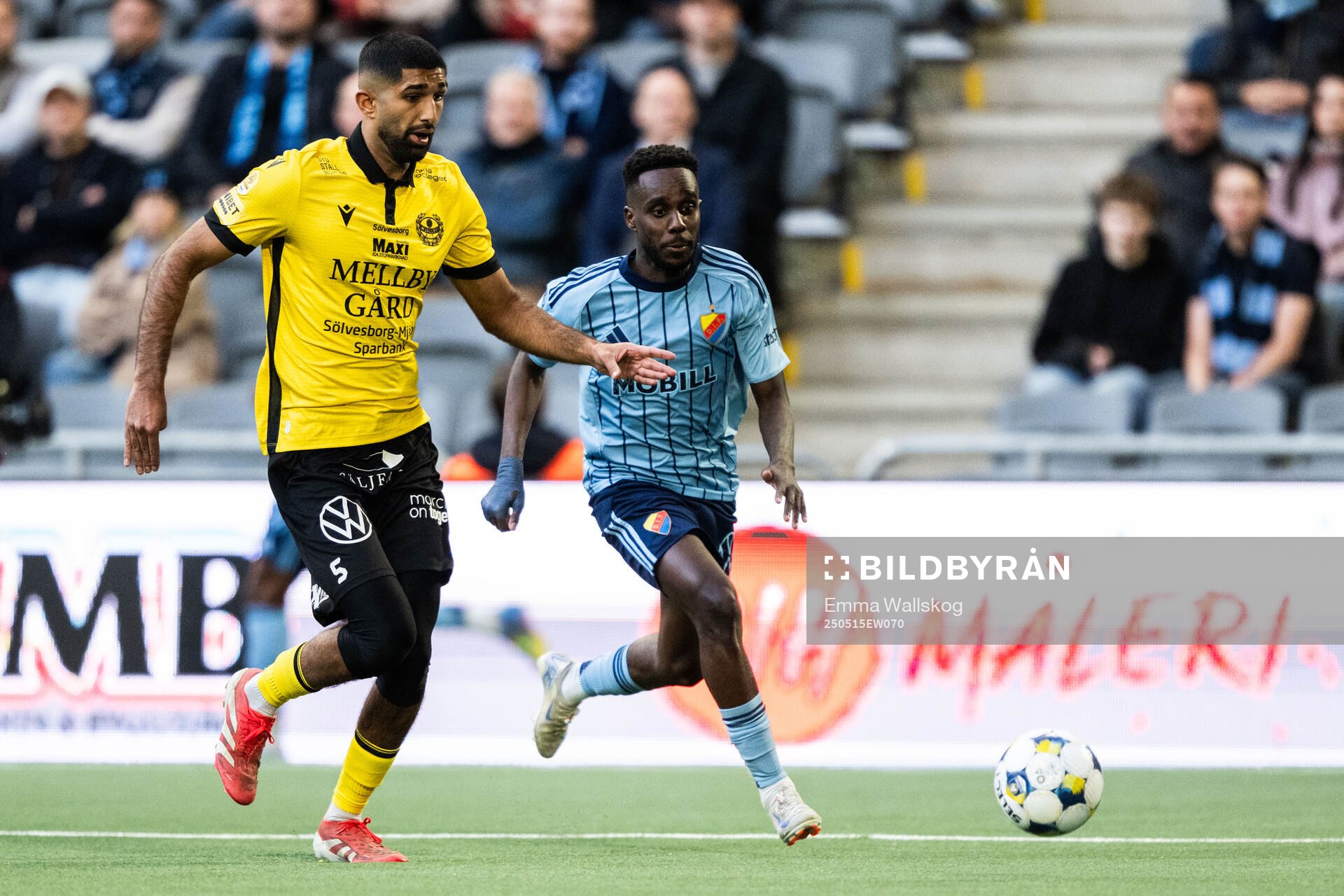 Mjällbys Abdullah Iqbal och Djurgårdens Tokmac Nguen under fotbollsmatchen i Allsvenskan mellan Djurgården och Mjällby den 15 maj 2025 i Stockholm.