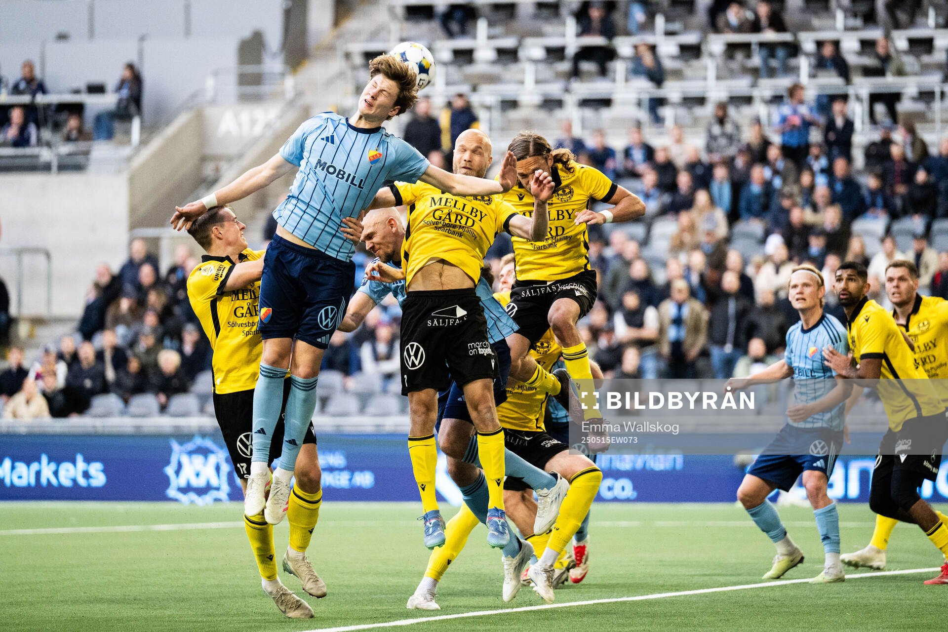 Djurgårdens August Priske Flyger och Marcus Danielson mot Mjällbys Elliot Stroud, Viktor Gustafson och Tom Pettersson under fotbollsmatchen i Allsvenskan mellan Djurgården och Mjällby den 15 maj 2025 i Stockholm.