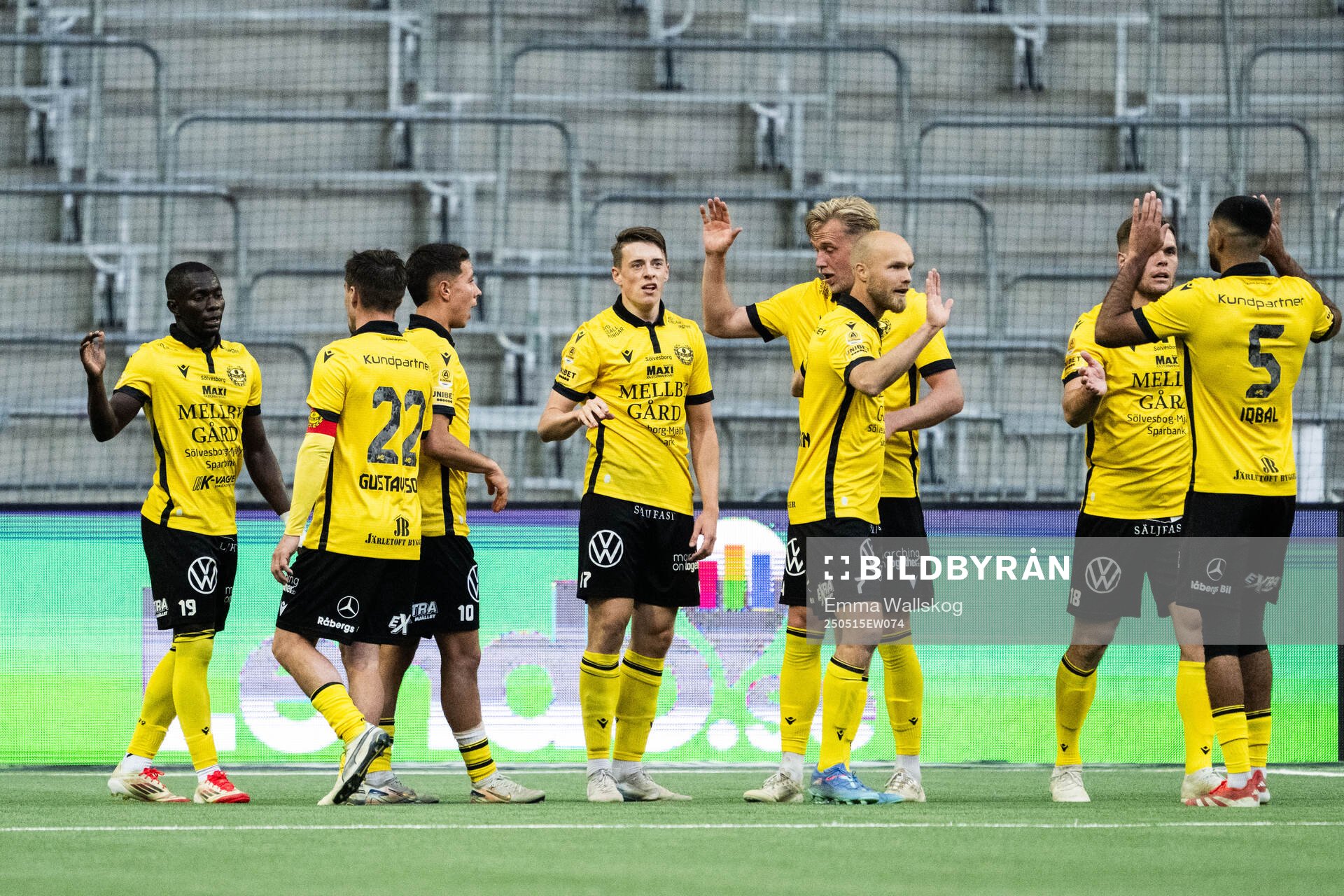 Mjällbys Elliot Stroud jublar med lagkamrater efter 1-2 under fotbollsmatchen i Allsvenskan mellan Djurgården och Mjällby den 15 maj 2025 i Stockholm.