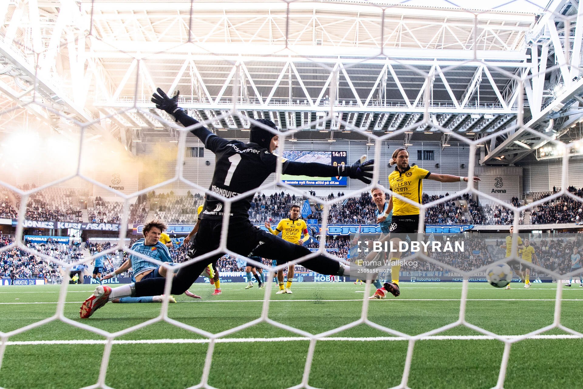 Djurgårdens August Priske Flyger gör 1-1 bakom Mjällbys målvakt Noel Törnqvist och Tom Pettersson under fotbollsmatchen i Allsvenskan mellan Djurgården och Mjällby den 15 maj 2025 i Stockholm.