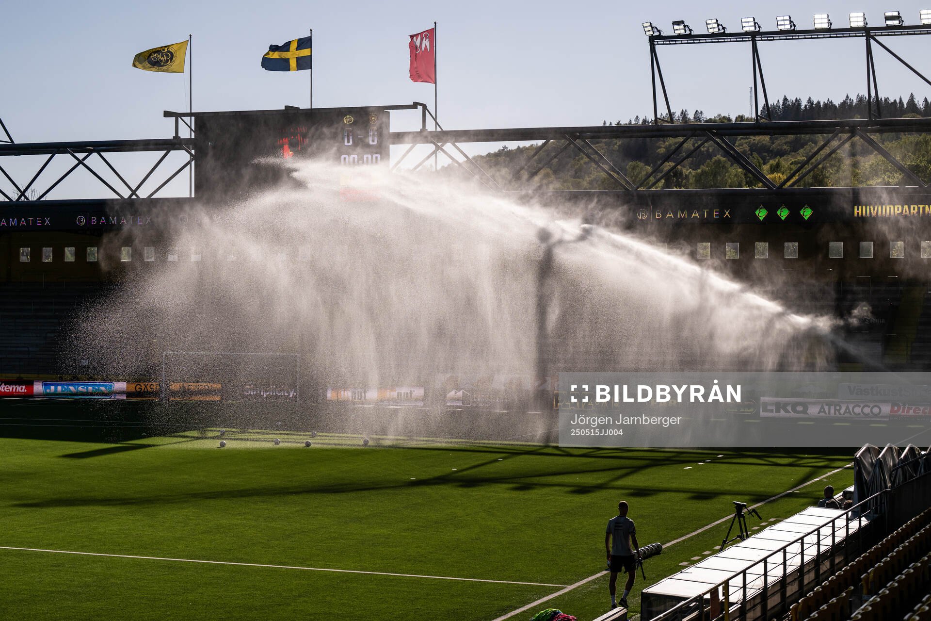 Planen vattnas inför fotbollsmatchen i Allsvenskan mellan Elfsborg och Brommapojkarna den 15 maj 2025 i Borås. 