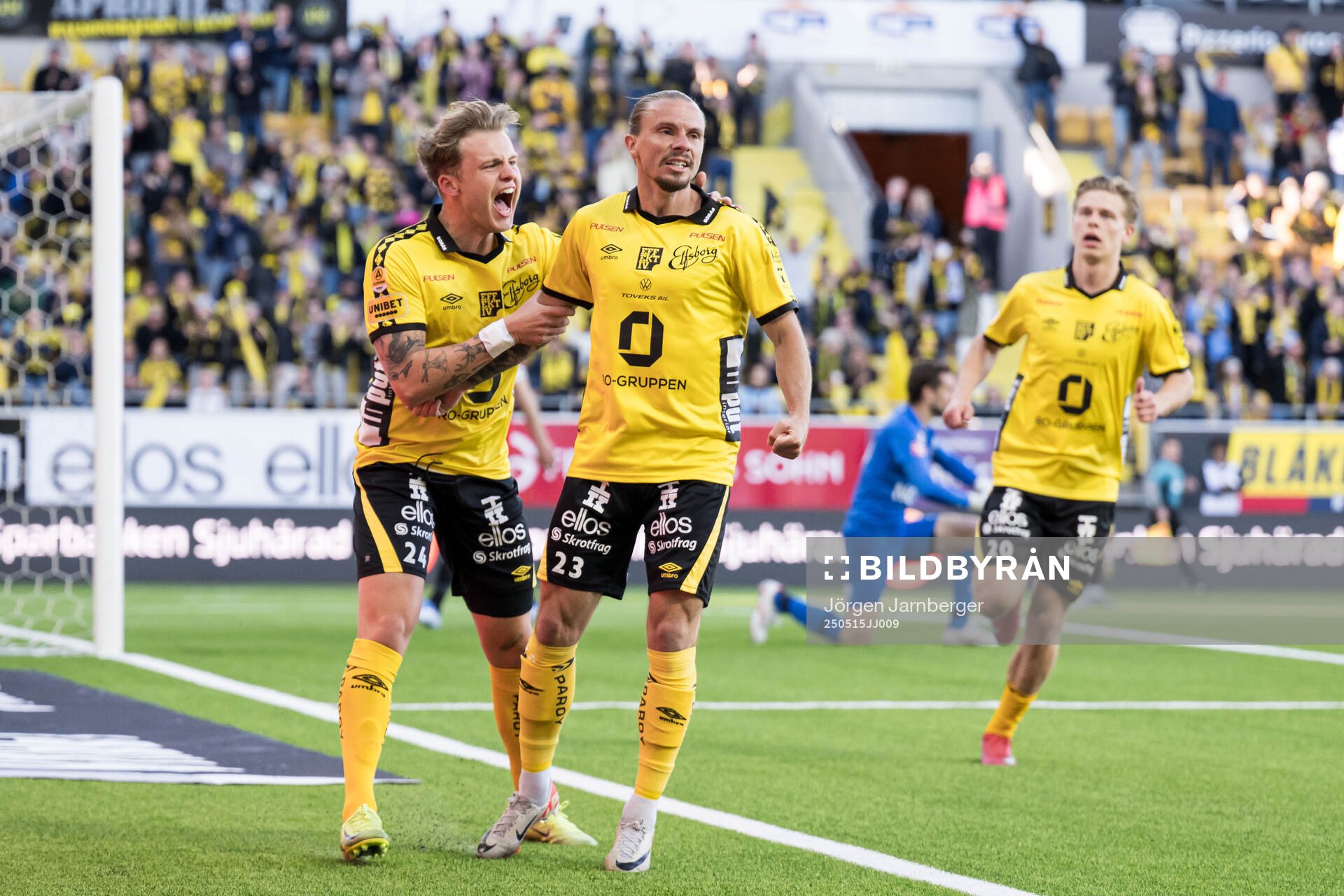 Elfsborgs Frederik Ihler och Niklas Hult jublar efter 1-0 målet under fotbollsmatchen i Allsvenskan mellan Elfsborg och Brommapojkarna den 15 maj 2025 i Borås.